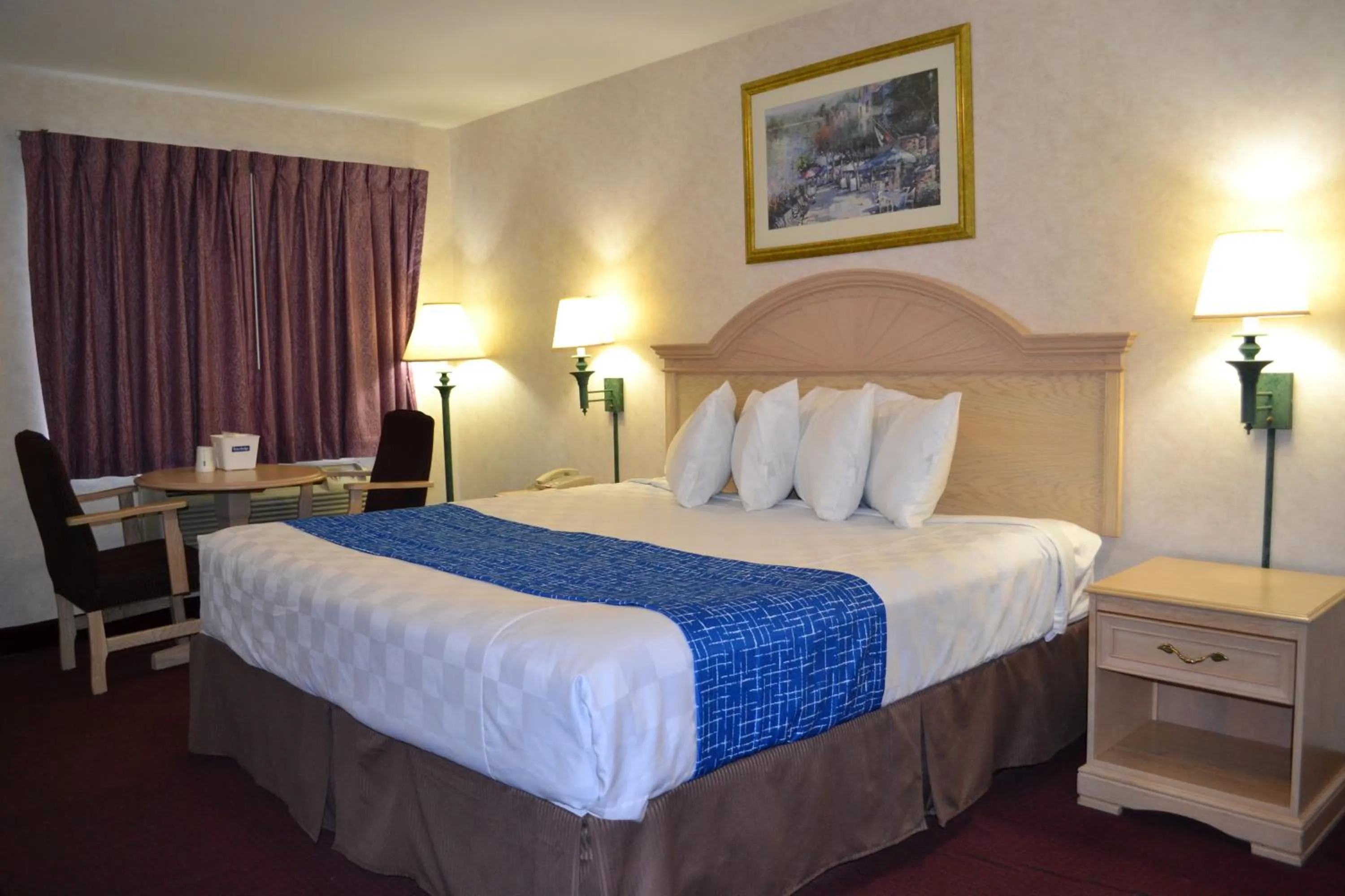 Photo of the whole room, Bed in Travelodge by Wyndham Niagara Falls - New York