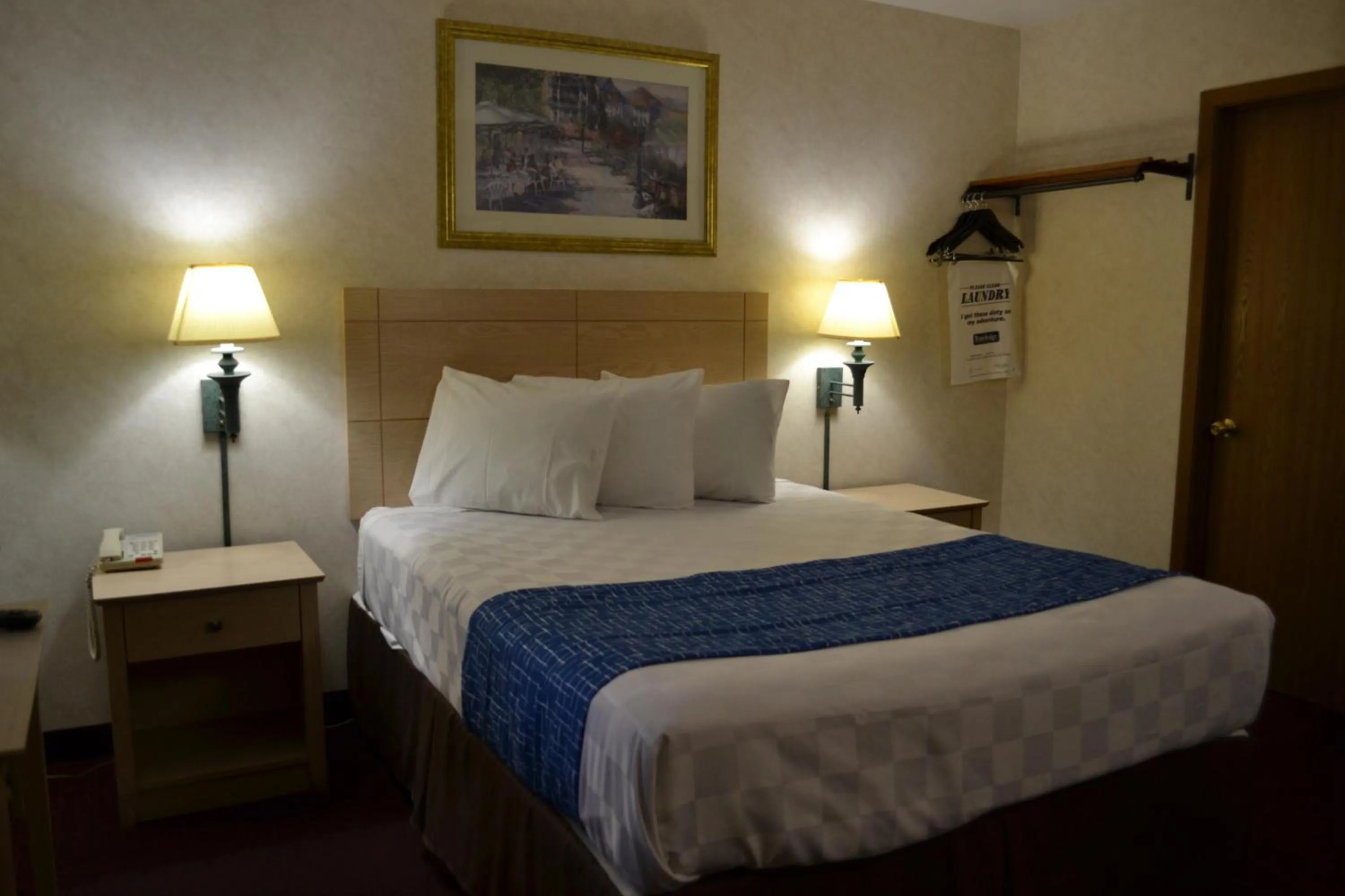 Photo of the whole room, Bed in Travelodge by Wyndham Niagara Falls - New York