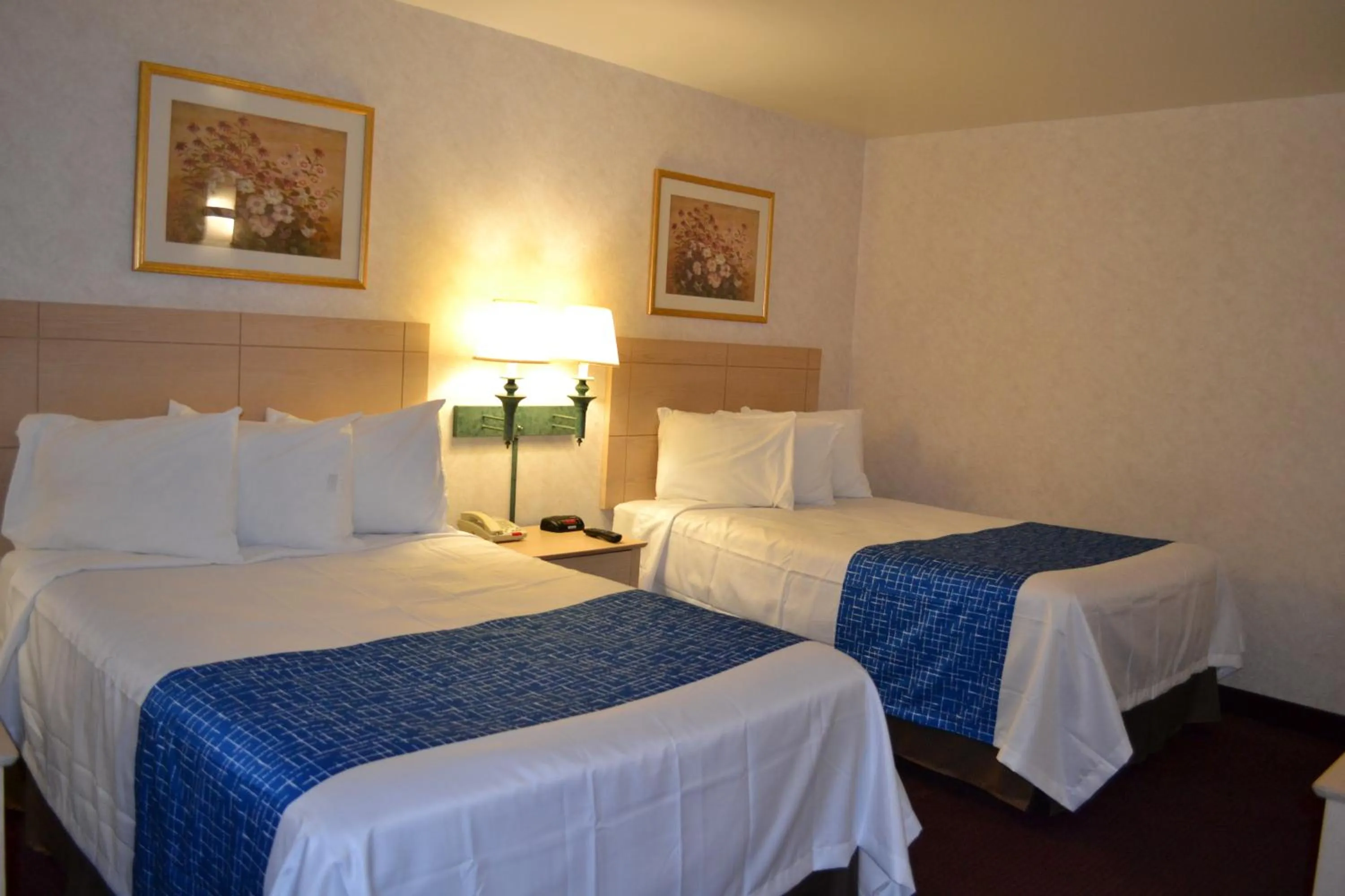 Photo of the whole room, Bed in Travelodge by Wyndham Niagara Falls - New York