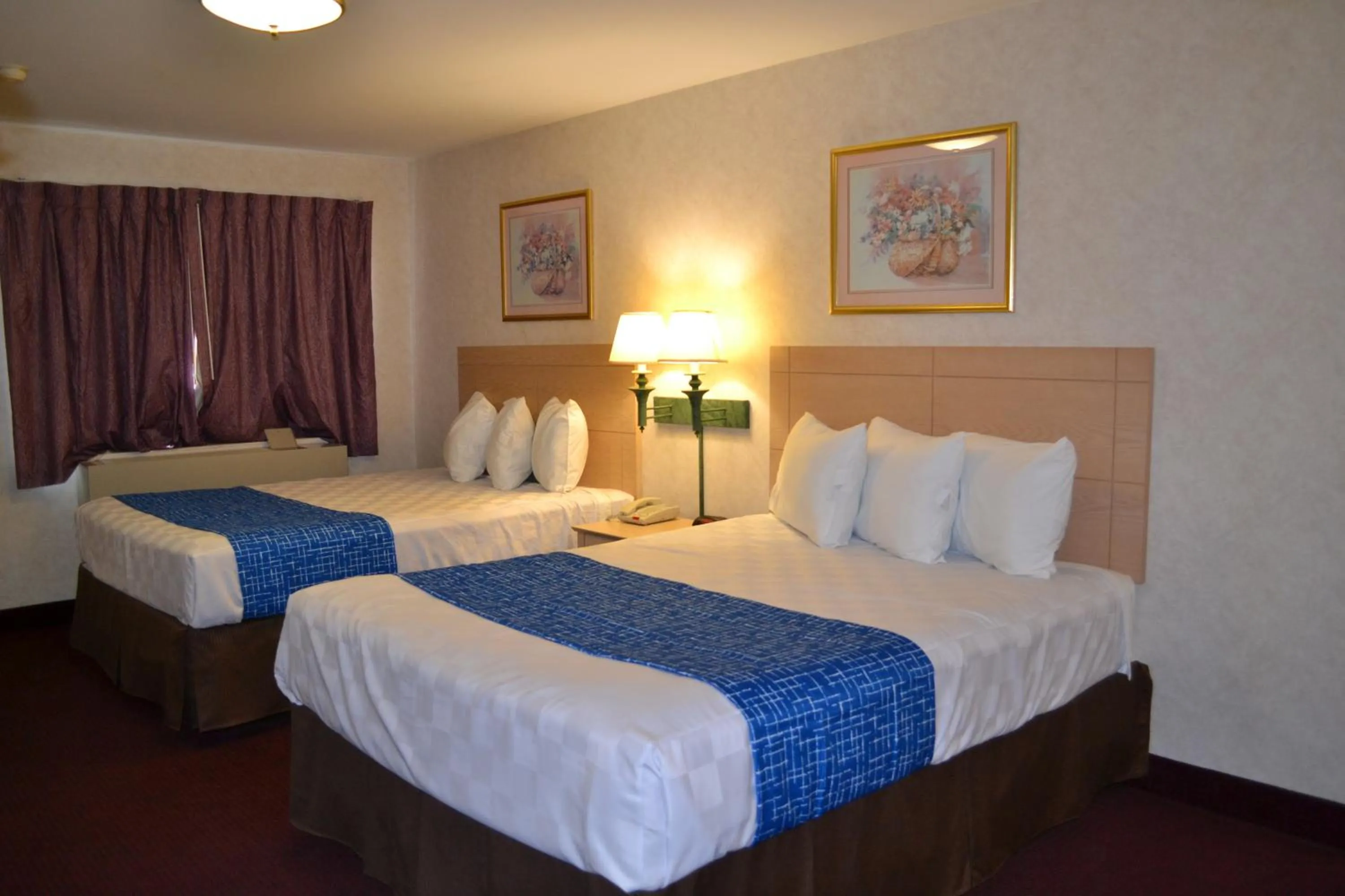 Photo of the whole room, Bed in Travelodge by Wyndham Niagara Falls - New York