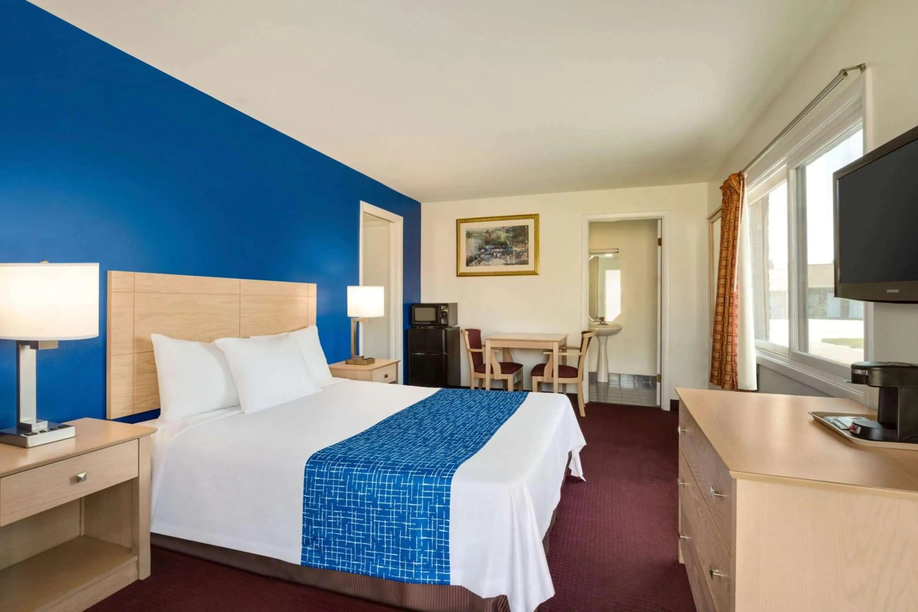 Photo of the whole room, Bed in Travelodge by Wyndham Niagara Falls - New York