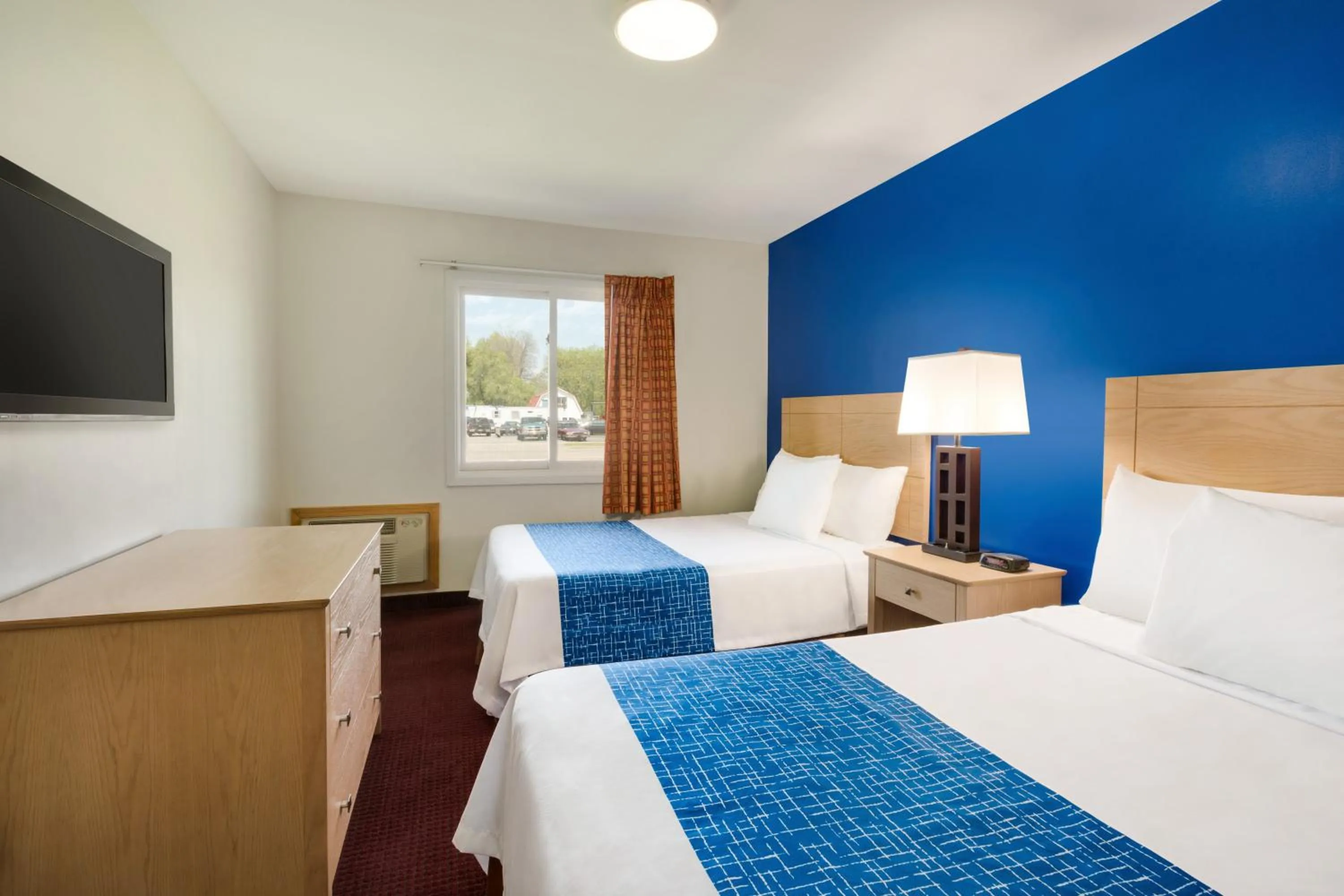 Photo of the whole room, Bed in Travelodge by Wyndham Niagara Falls - New York