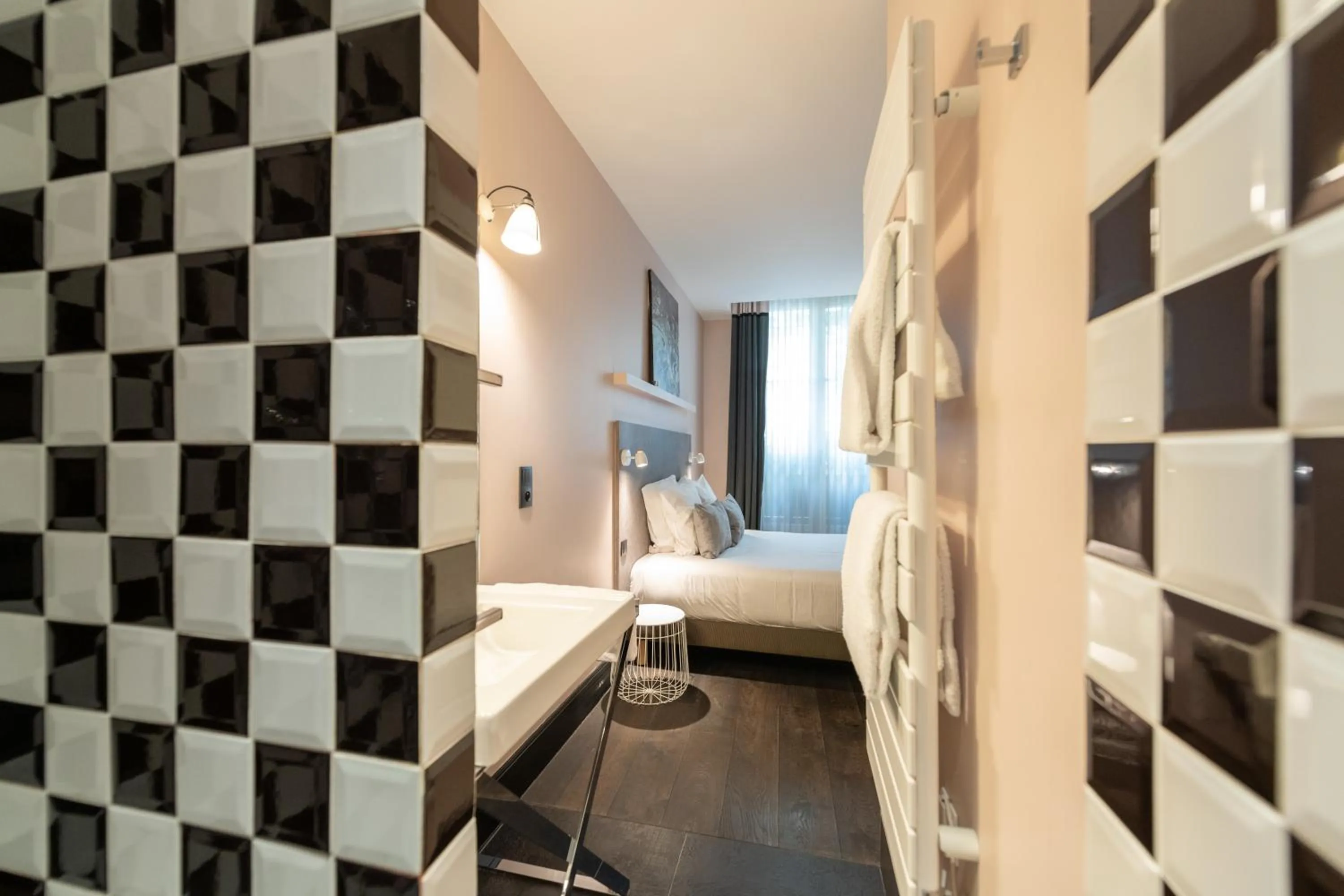 Shower, Bed in 1er Etage Marais
