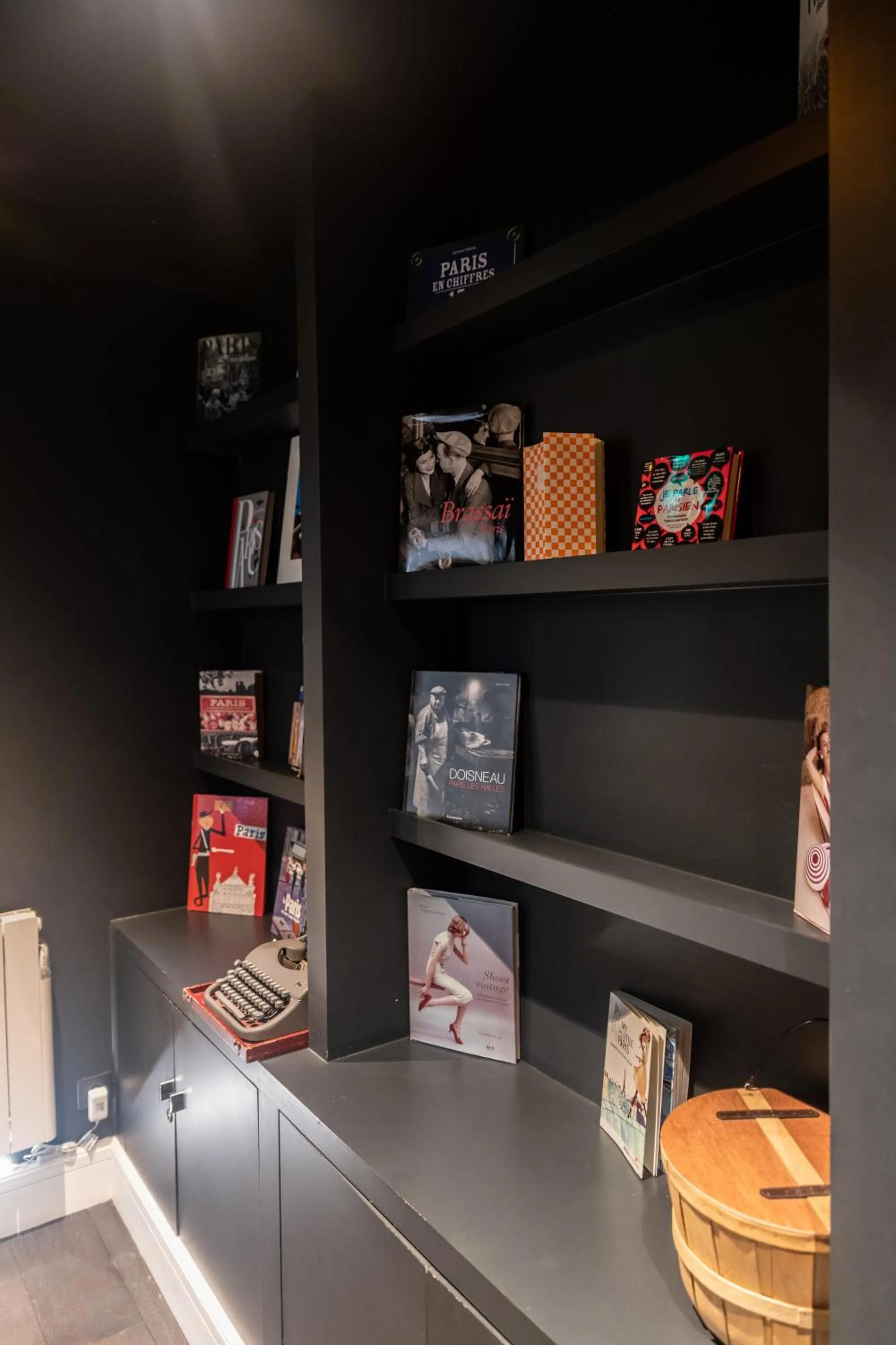 Library in 1er Etage Marais