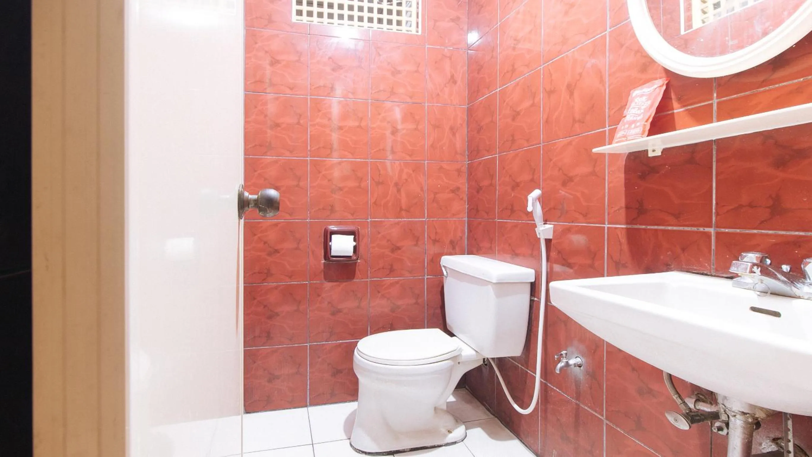 Shower in RedDoorz near East Avenue Medical Center