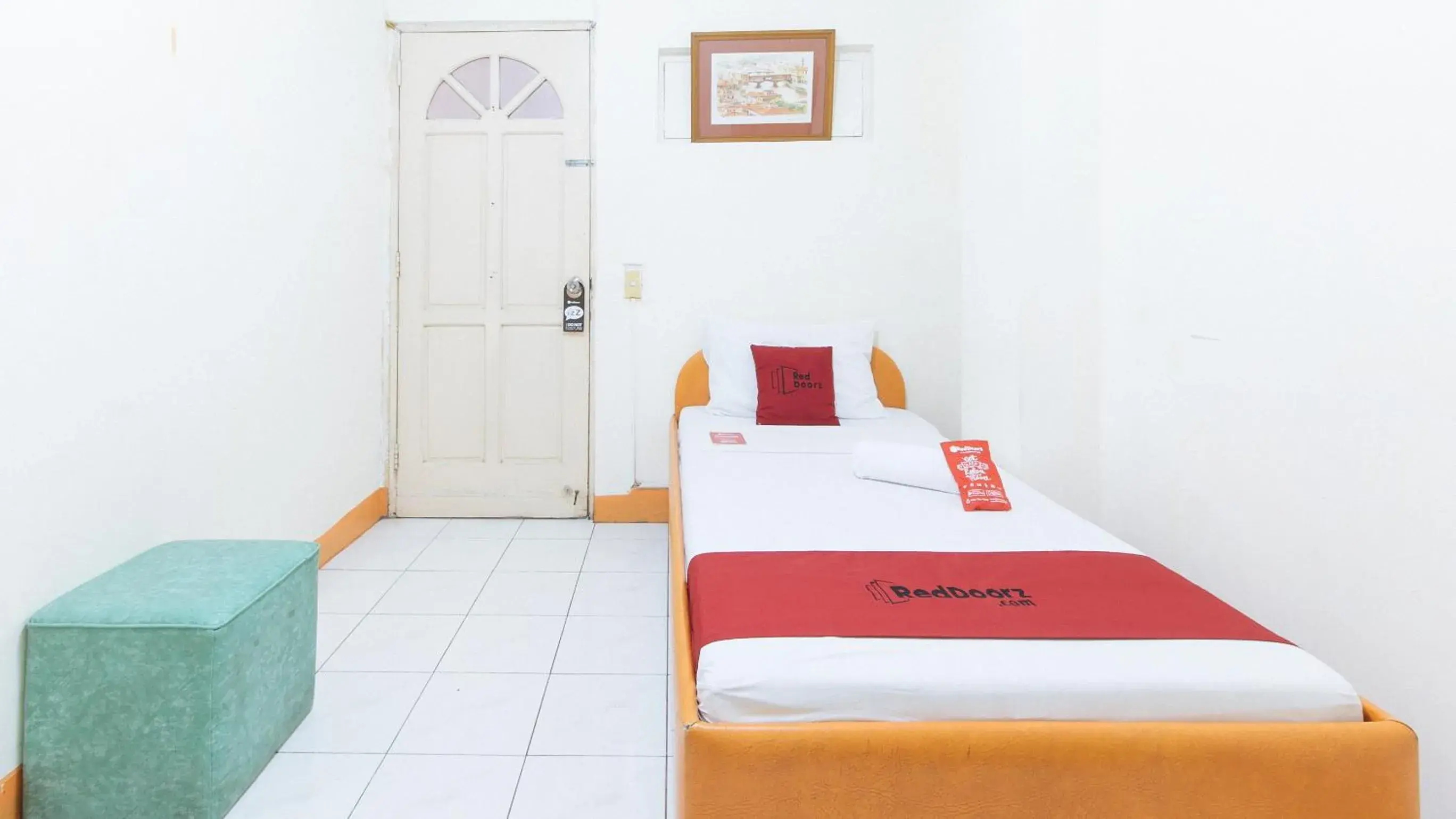 Single Room - single occupancy in RedDoorz near East Avenue Medical Center Single Room - single occupancy in RedDoorz near East Avenue Medical Center