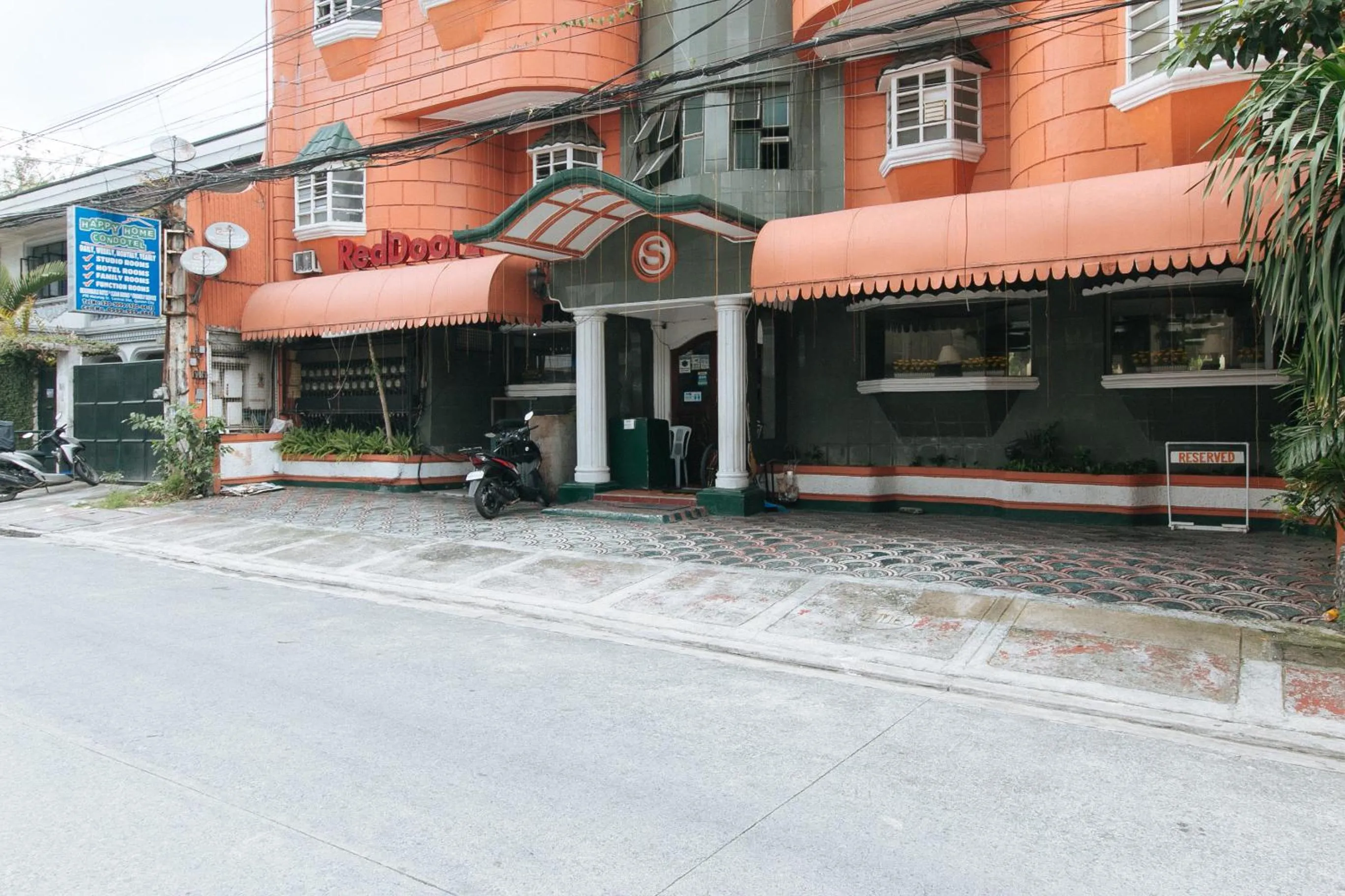 Property logo or sign in RedDoorz near East Avenue Medical Center