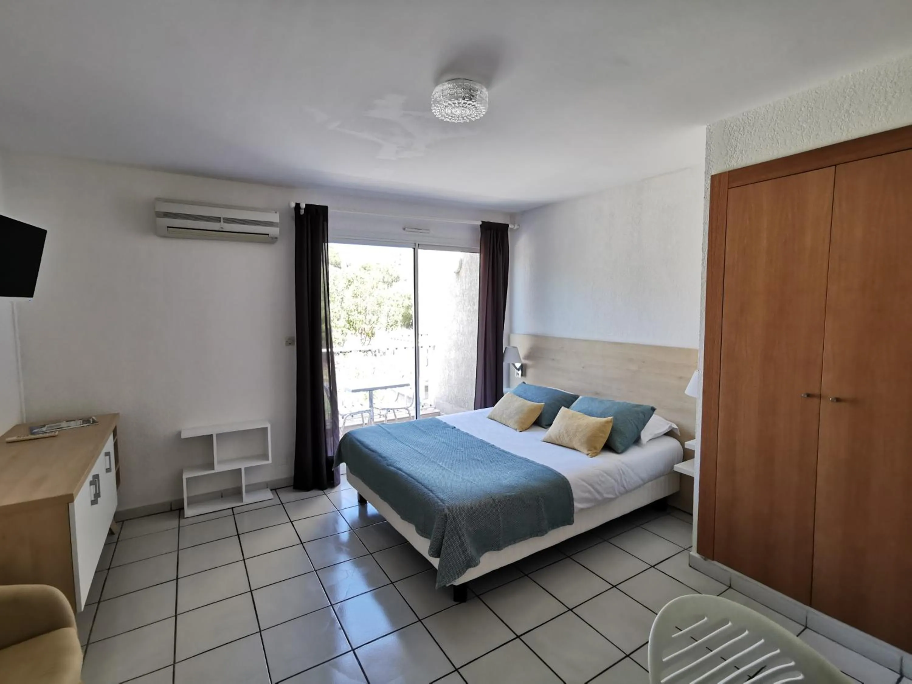 Photo of the whole room, Bed in Résidence Saint Michel