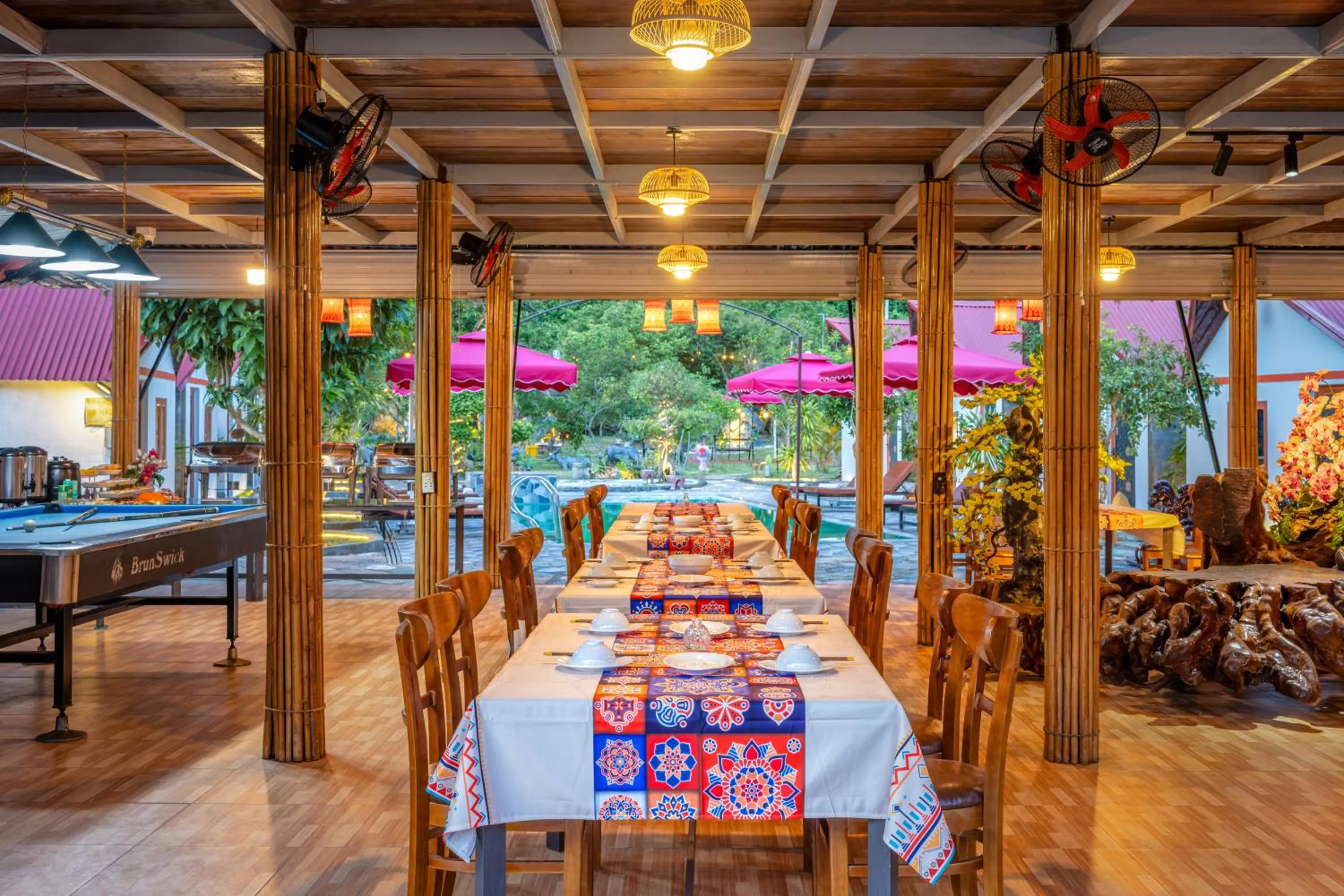 Restaurant/places to eat in Cat Ba Serena Homestay And Swimming Pool