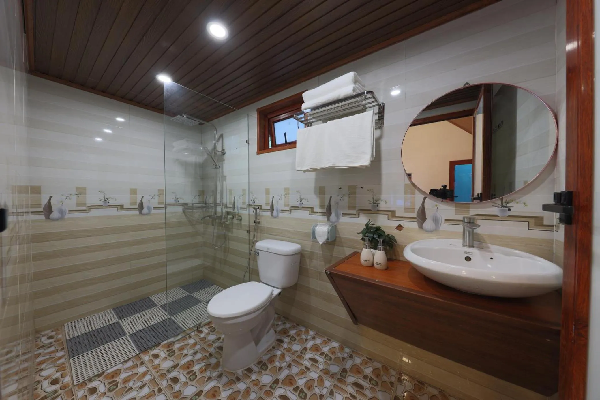 Shower in Cat Ba Serena Homestay And Swimming Pool