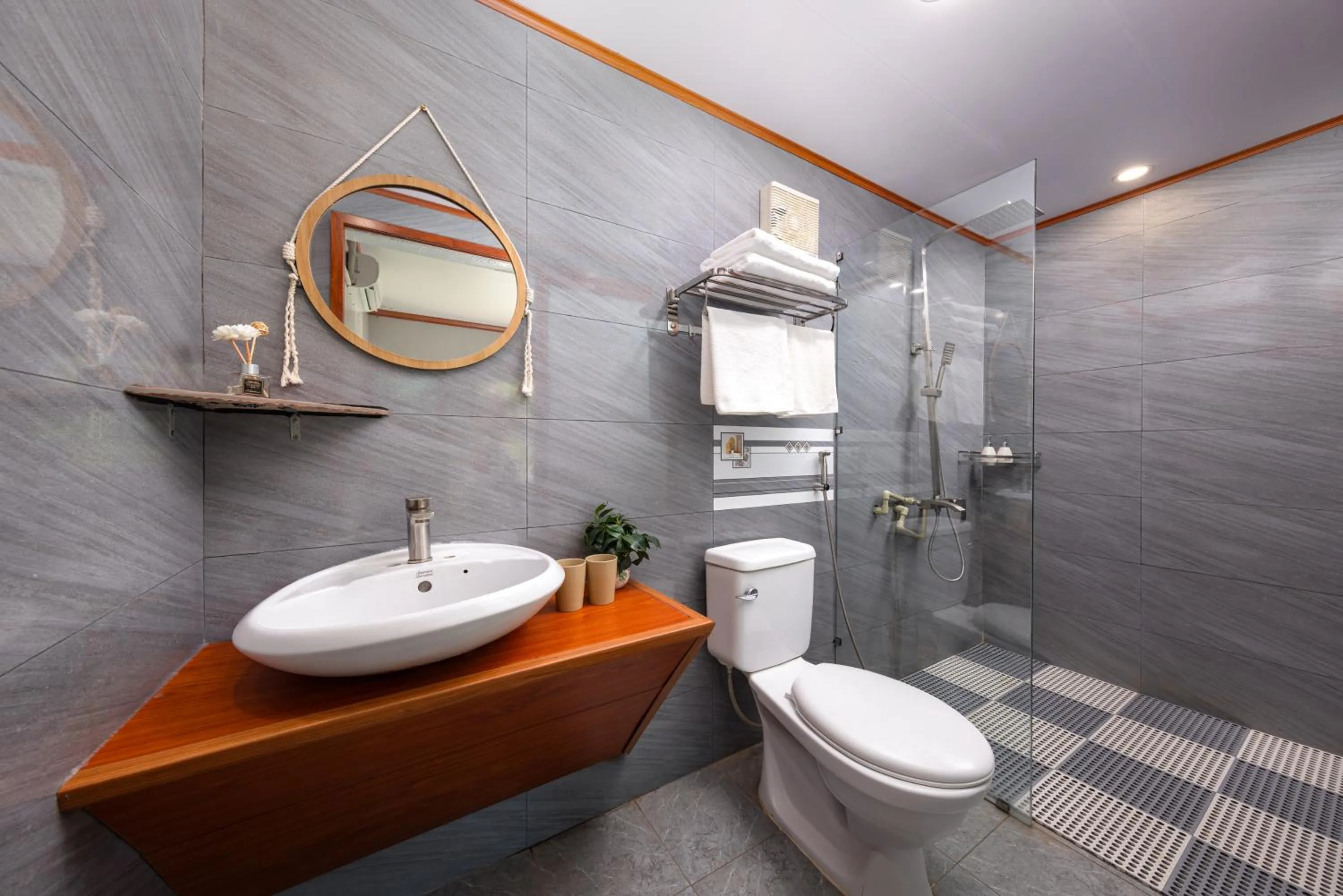 Shower in Cat Ba Serena Homestay And Swimming Pool