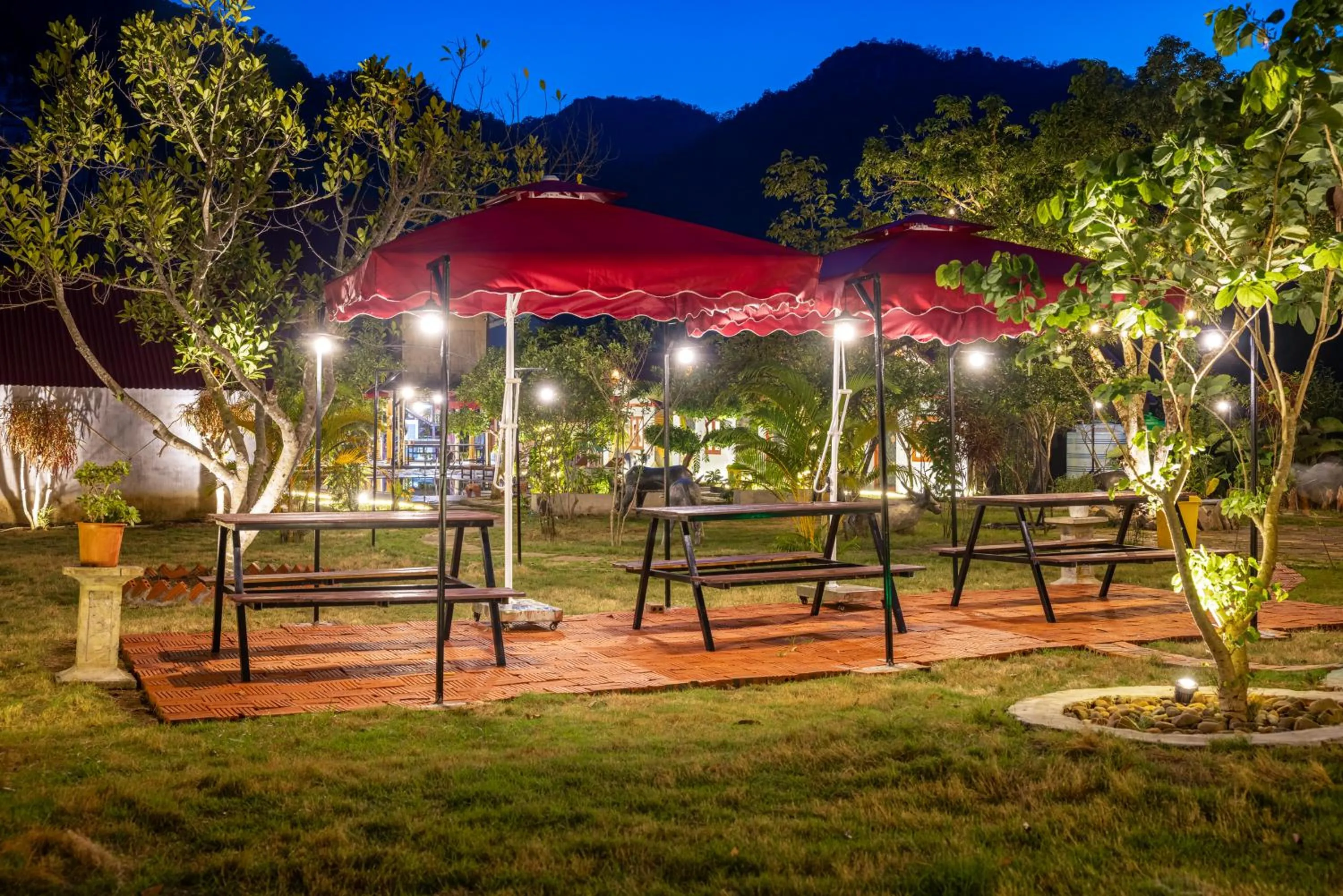 Seating area in Cat Ba Serena Homestay And Swimming Pool