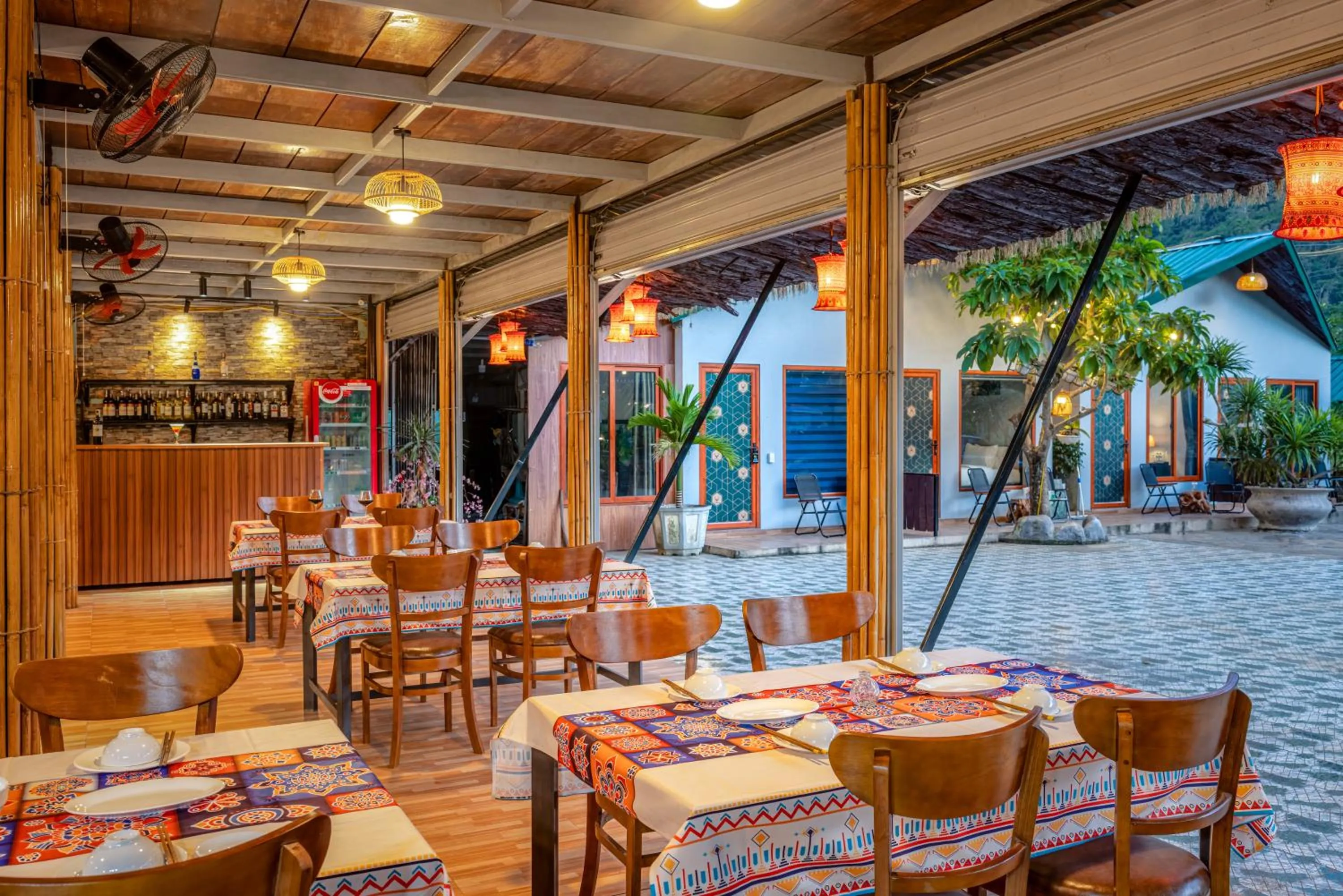 Lounge or bar in Cat Ba Serena Homestay And Swimming Pool