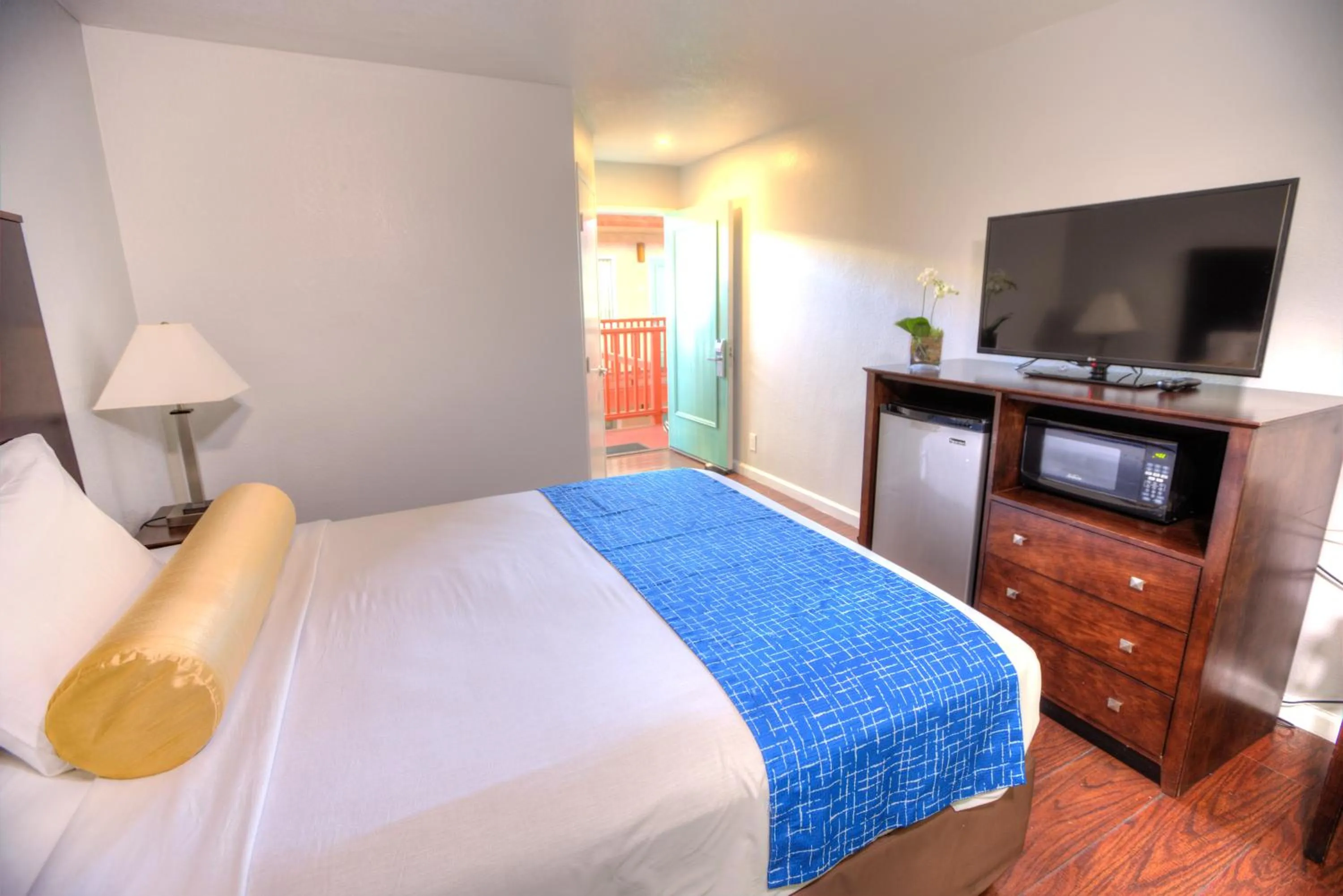 Bed in Sunrise Inn San Diego