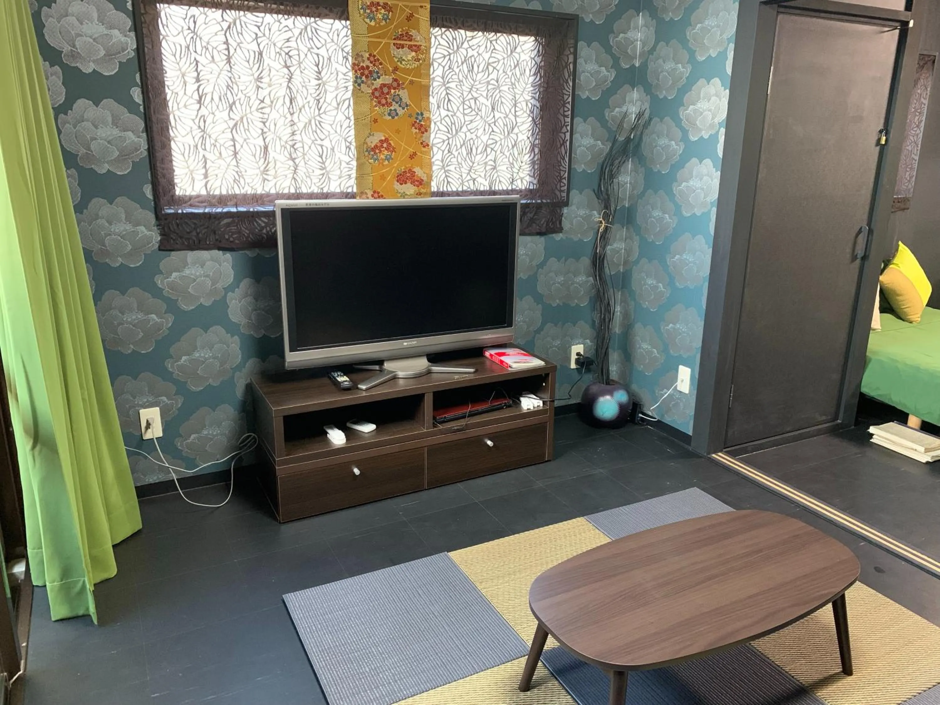TV and multimedia in Maximum of 21 people can be rented in one building 3 minutes walk to Tomari Port 10 minutes drive to the airport No parking lot 30 seconds walk from paid parking lot warayunso port city May