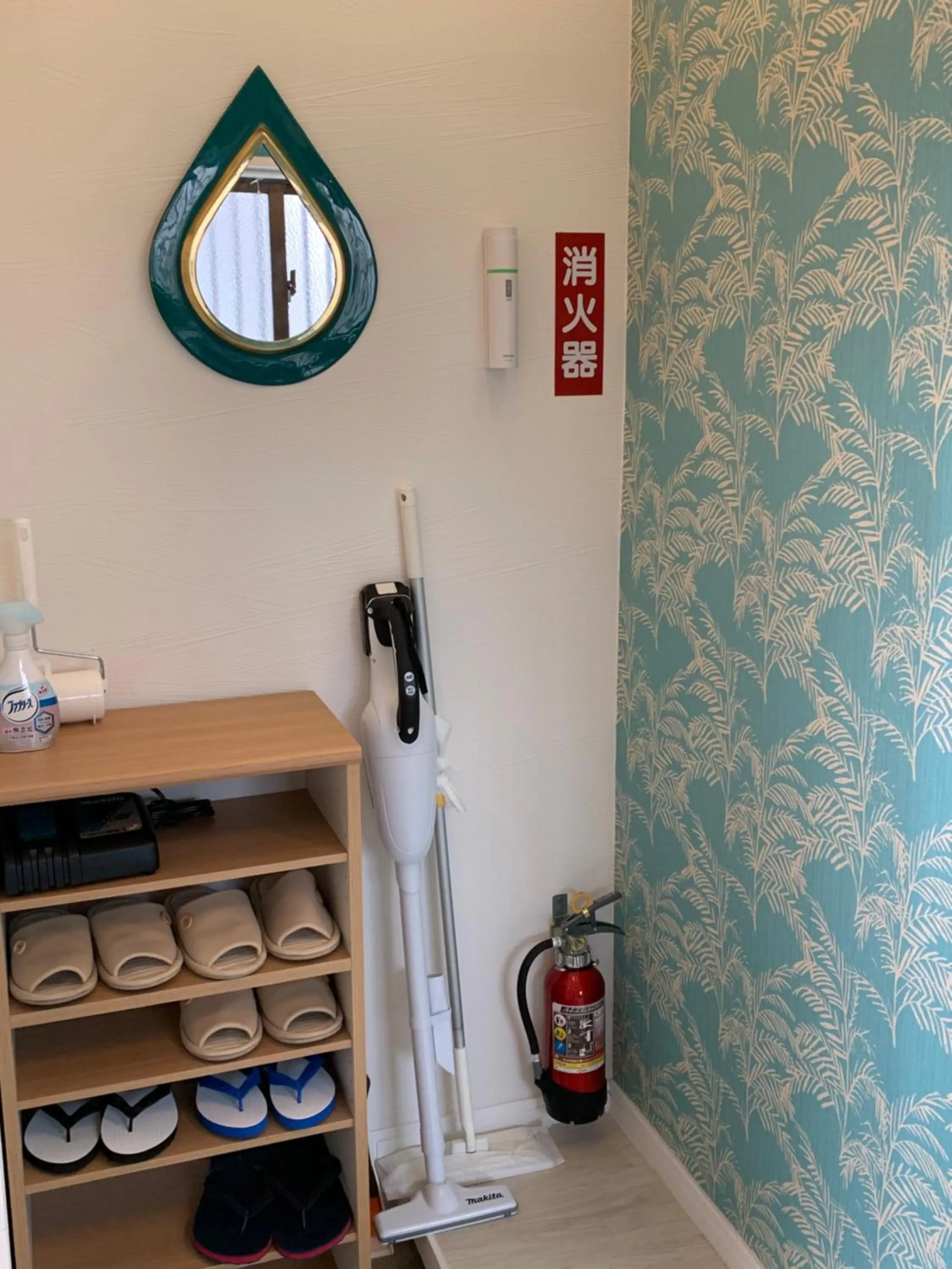 Area and facilities in Maximum of 21 people can be rented in one building 3 minutes walk to Tomari Port 10 minutes drive to the airport No parking lot 30 seconds walk from paid parking lot warayunso port city May