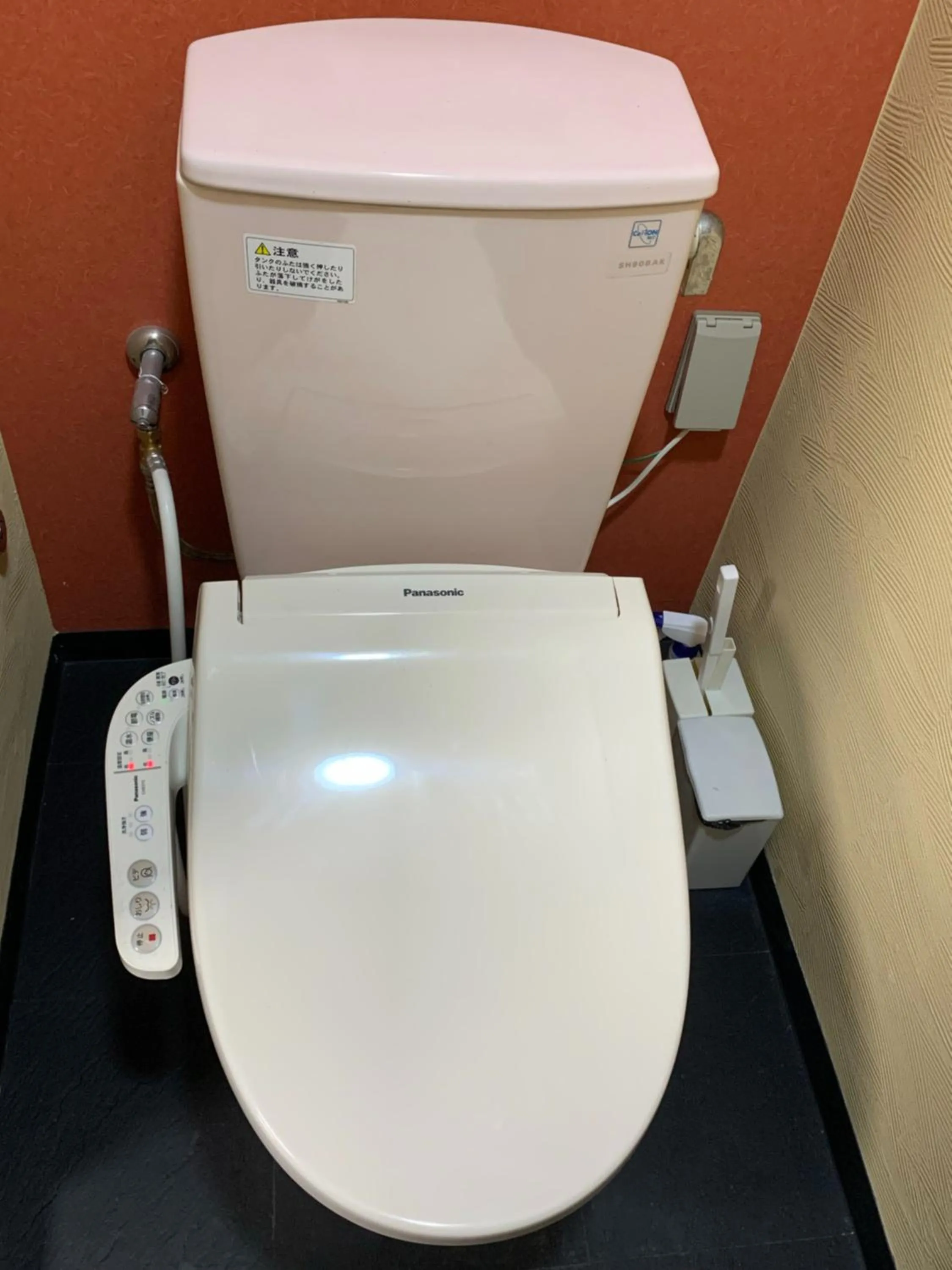 Toilet in Maximum of 21 people can be rented in one building 3 minutes walk to Tomari Port 10 minutes drive to the airport No parking lot 30 seconds walk from paid parking lot warayunso port city May