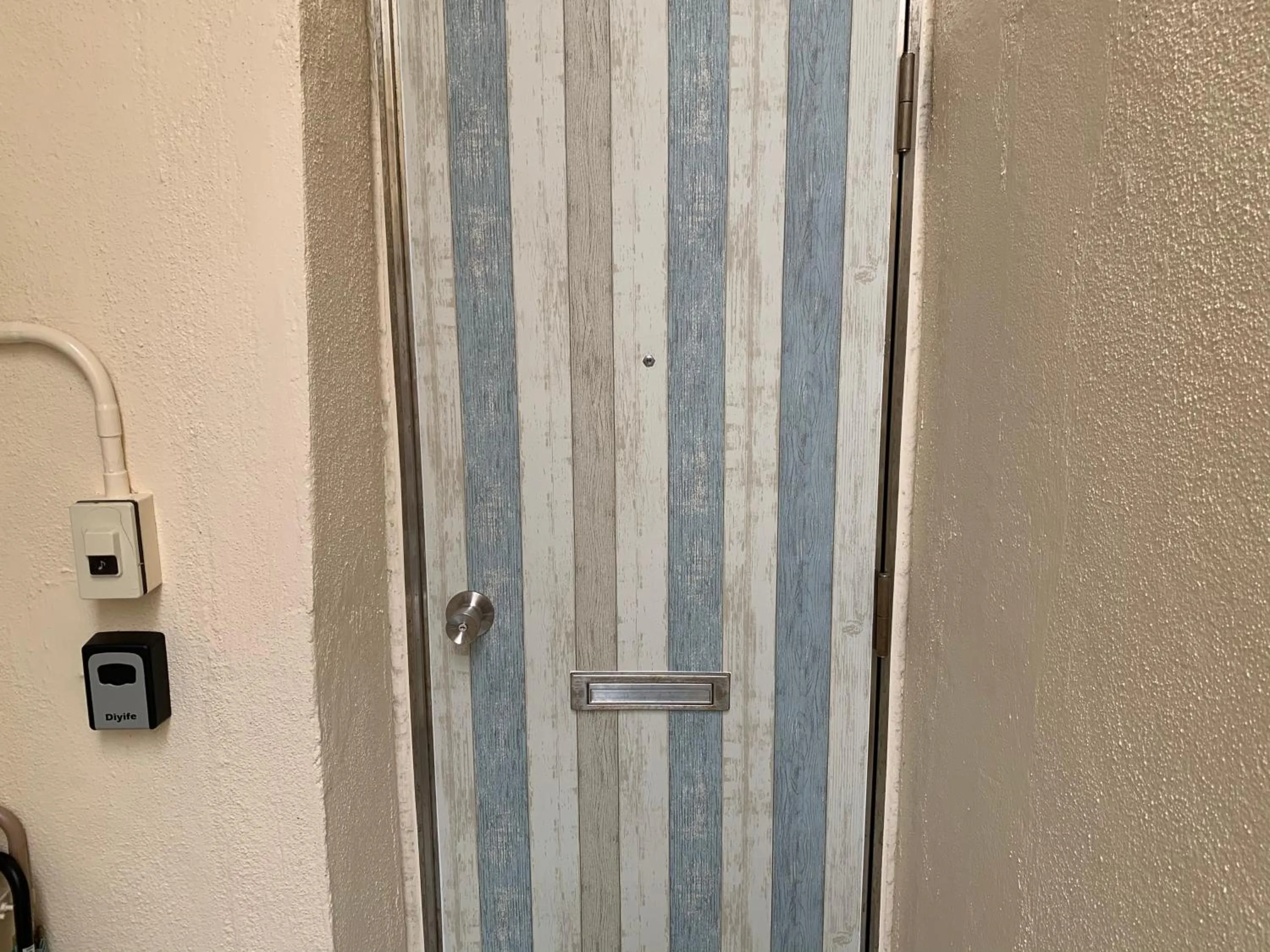 Facade/entrance in Maximum of 21 people can be rented in one building 3 minutes walk to Tomari Port 10 minutes drive to the airport No parking lot 30 seconds walk from paid parking lot warayunso port city May