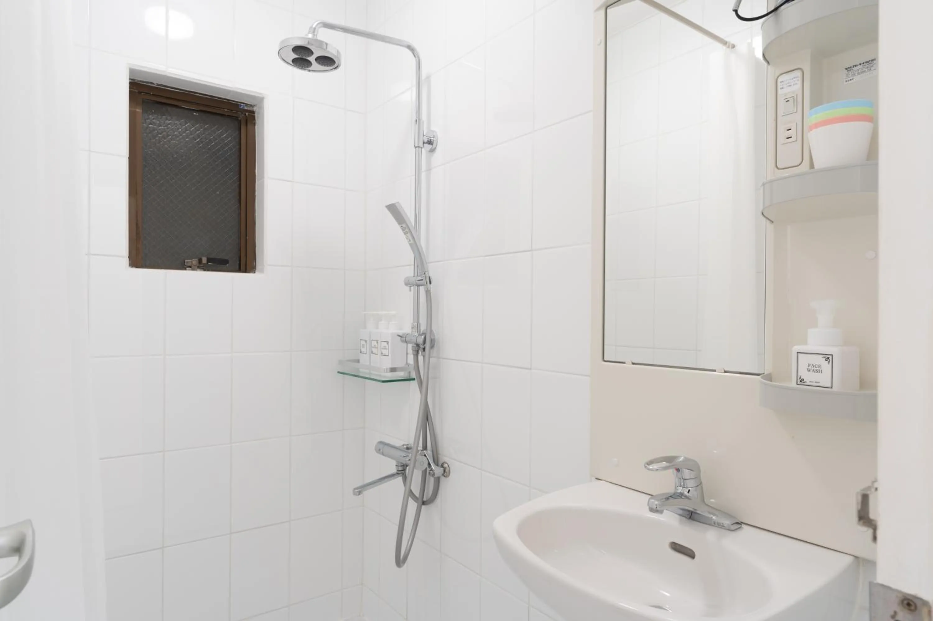 Bathroom in Maximum of 21 people can be rented in one building 3 minutes walk to Tomari Port 10 minutes drive to the airport No parking lot 30 seconds walk from paid parking lot warayunso port city May