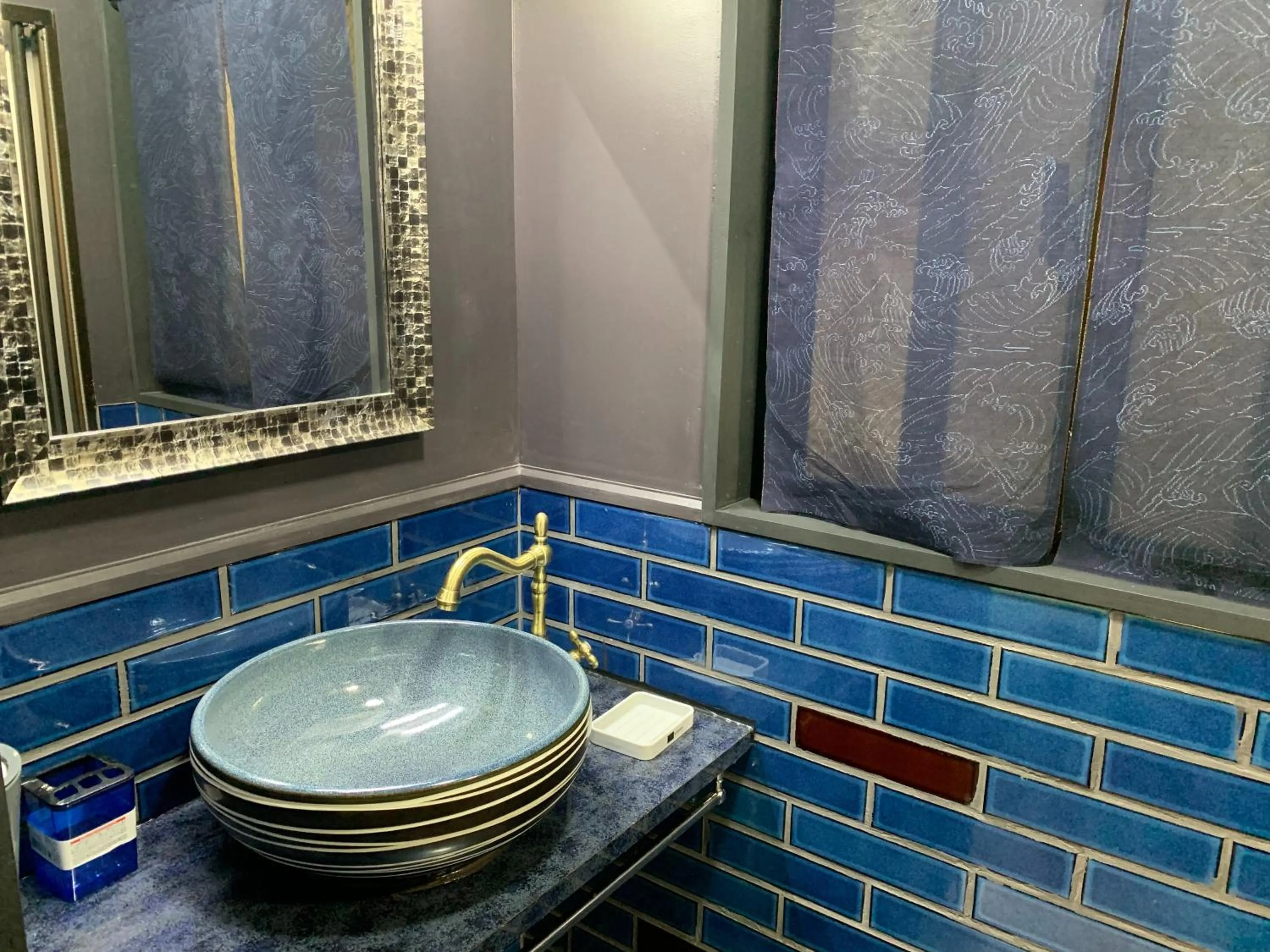 Bathroom in Maximum of 21 people can be rented in one building 3 minutes walk to Tomari Port 10 minutes drive to the airport No parking lot 30 seconds walk from paid parking lot warayunso port city May