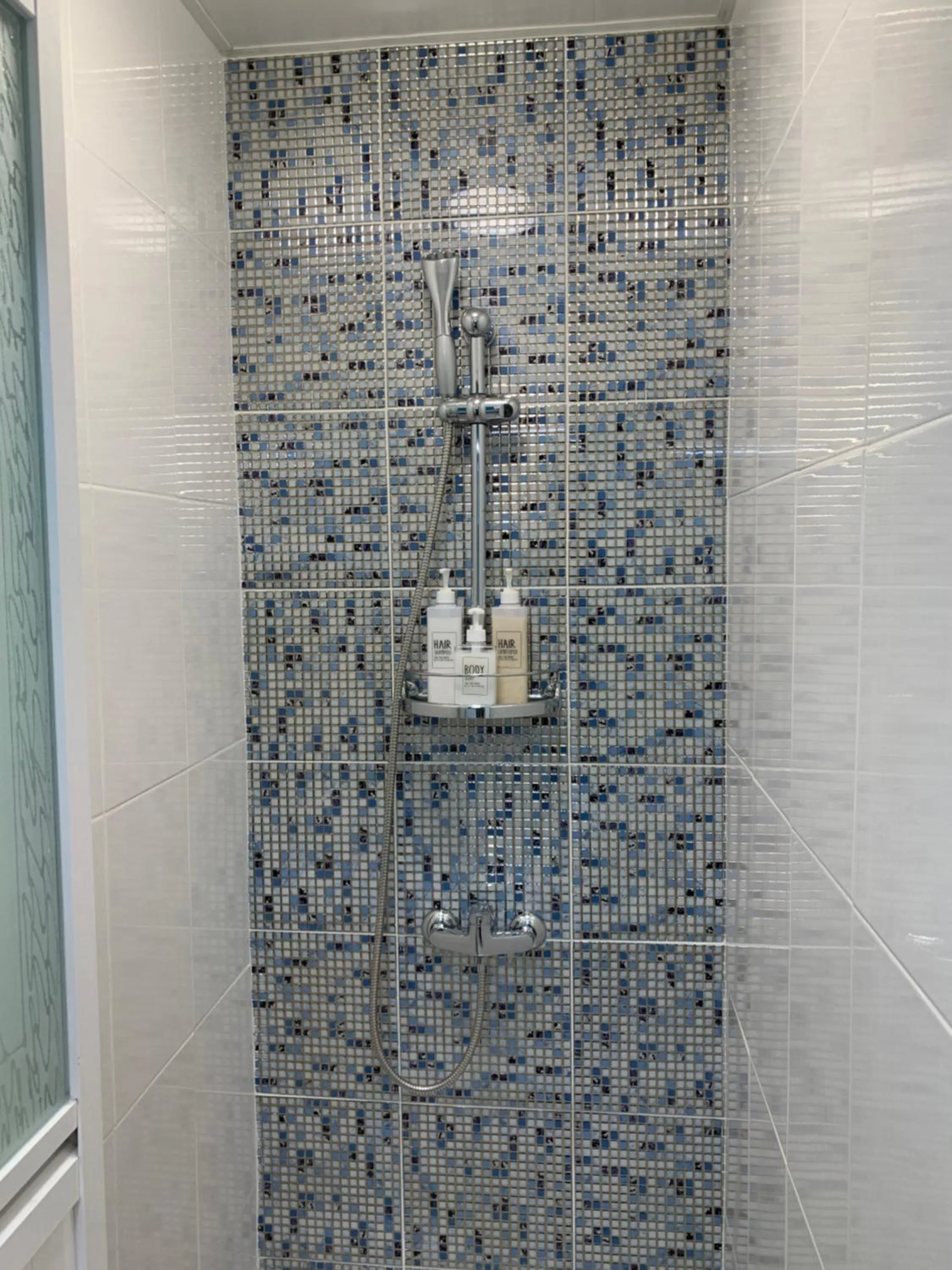 Shower in Maximum of 21 people can be rented in one building 3 minutes walk to Tomari Port 10 minutes drive to the airport No parking lot 30 seconds walk from paid parking lot warayunso port city May