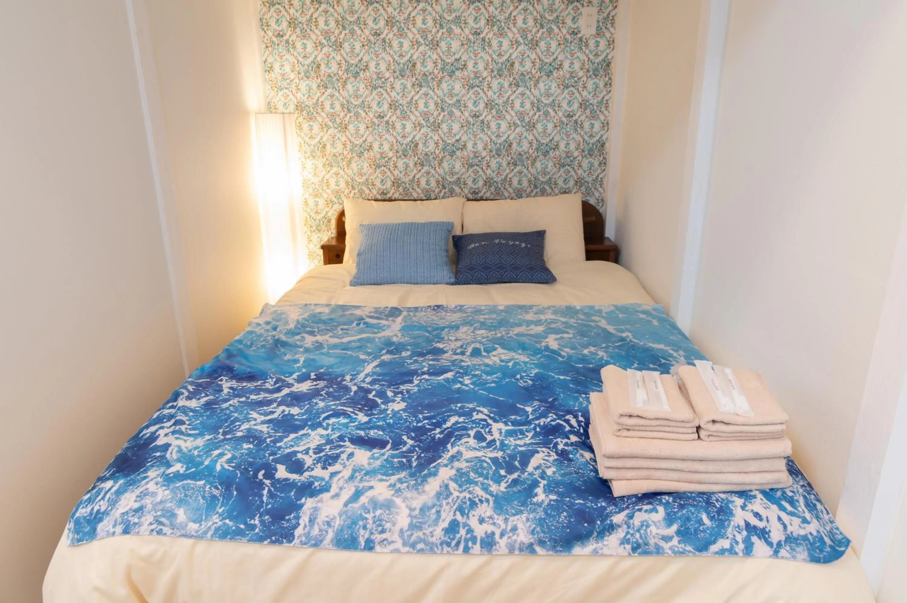 Bed in Maximum of 21 people can be rented in one building 3 minutes walk to Tomari Port 10 minutes drive to the airport No parking lot 30 seconds walk from paid parking lot warayunso port city May