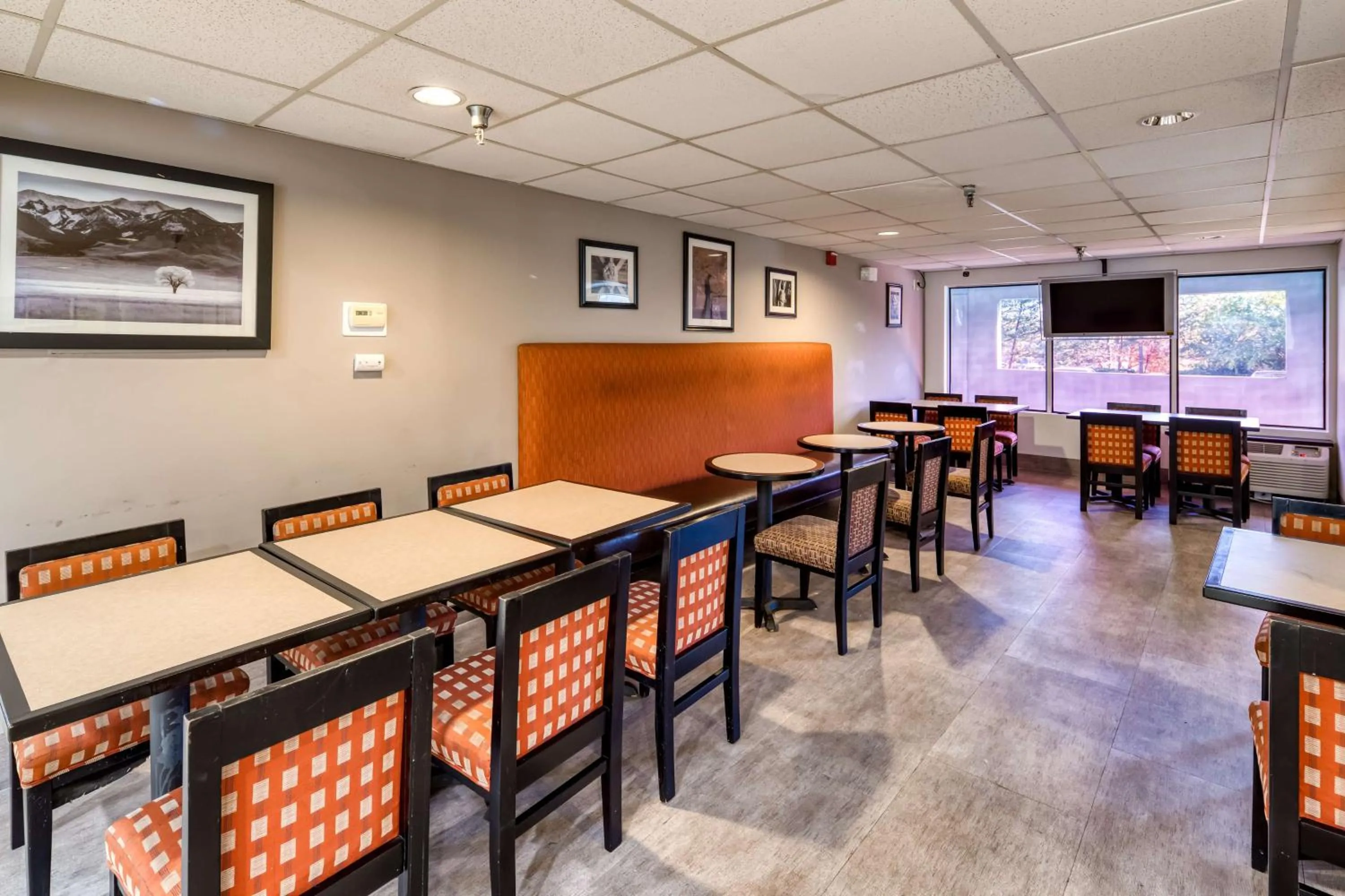 Restaurant/places to eat in SureStay Plus Hotel by Best Western Durham Medical Center