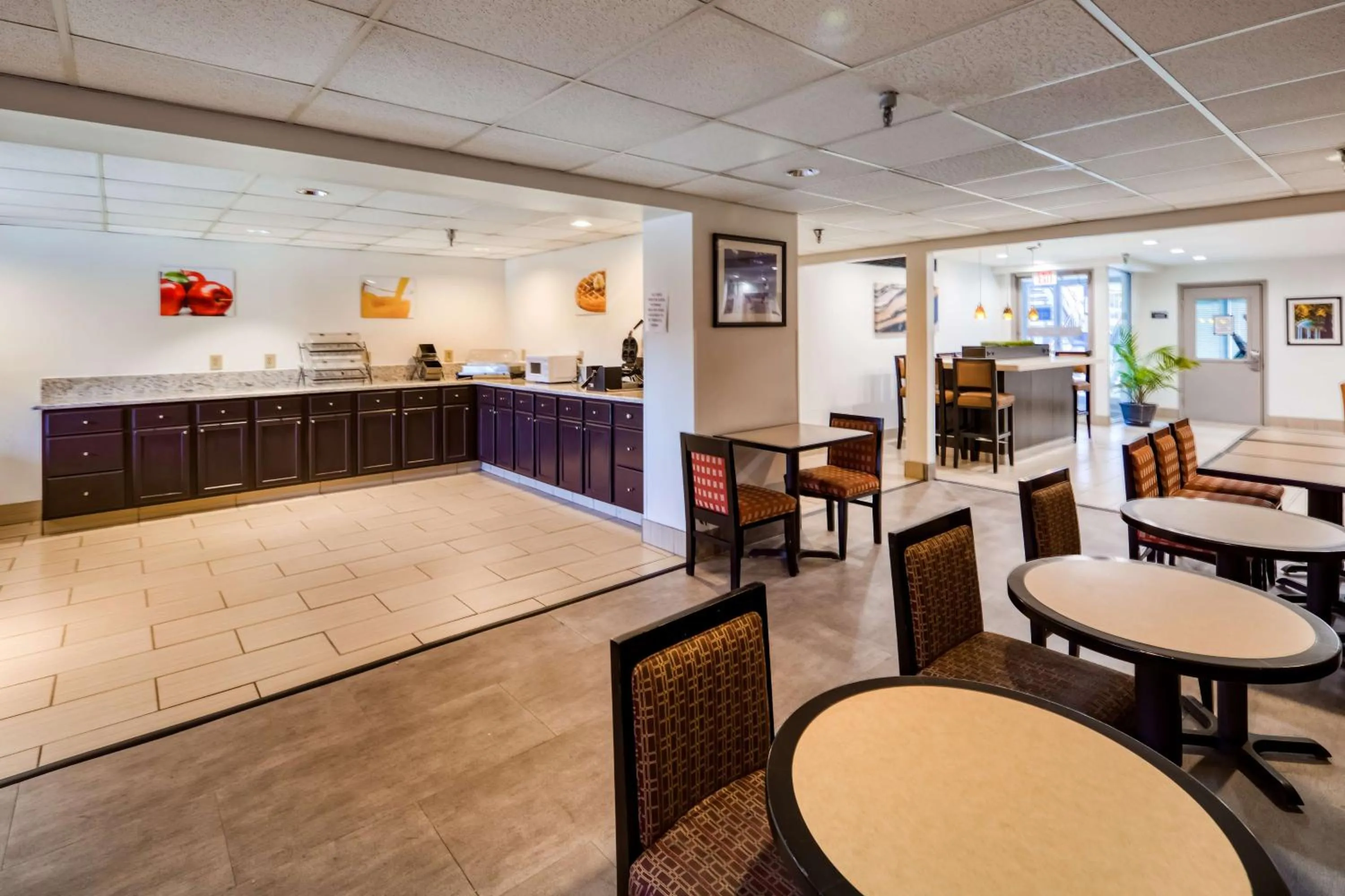 Restaurant/places to eat in SureStay Plus Hotel by Best Western Durham Medical Center
