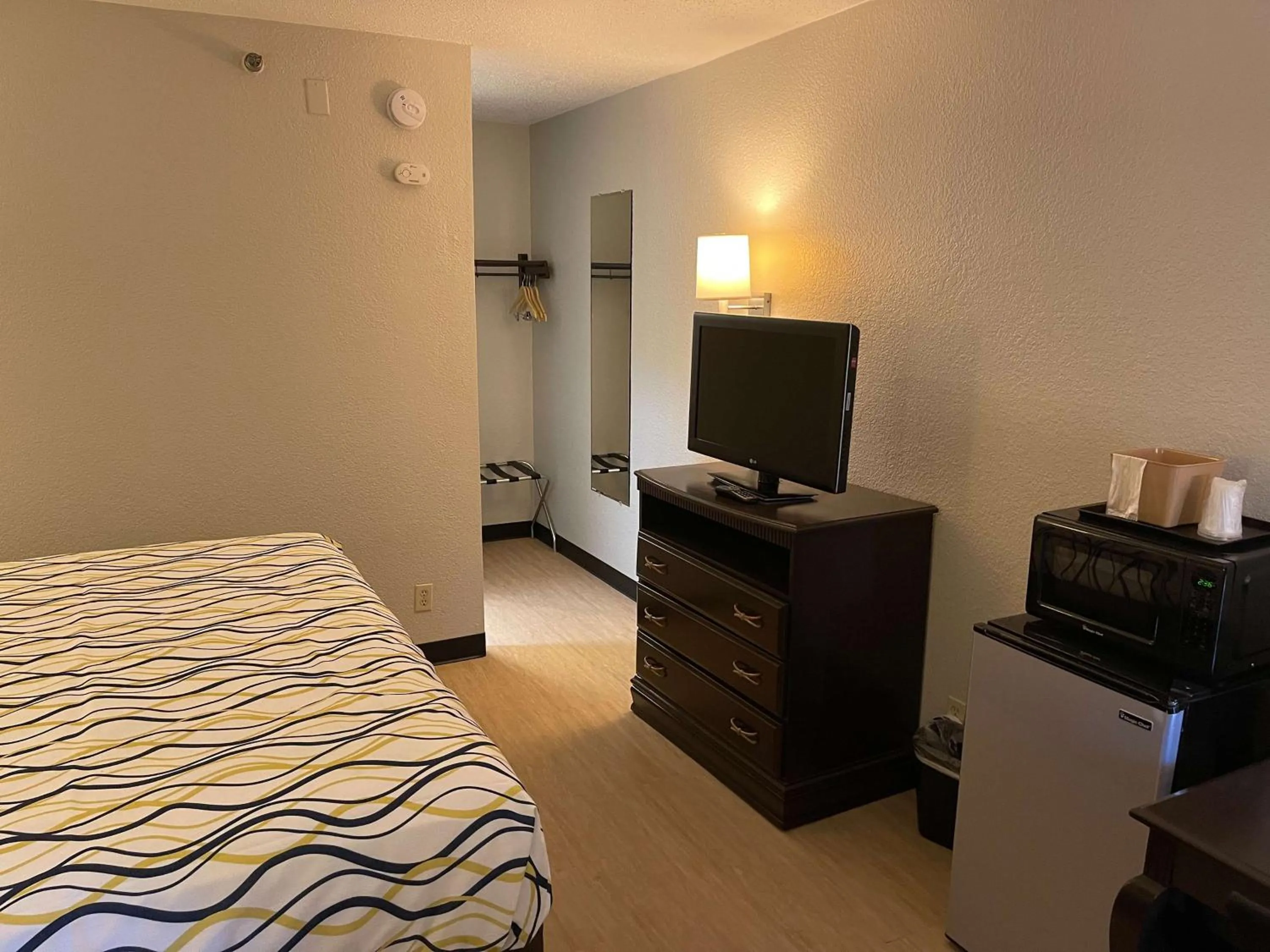 TV and multimedia, Bed in SureStay Plus Hotel by Best Western Durham Medical Center