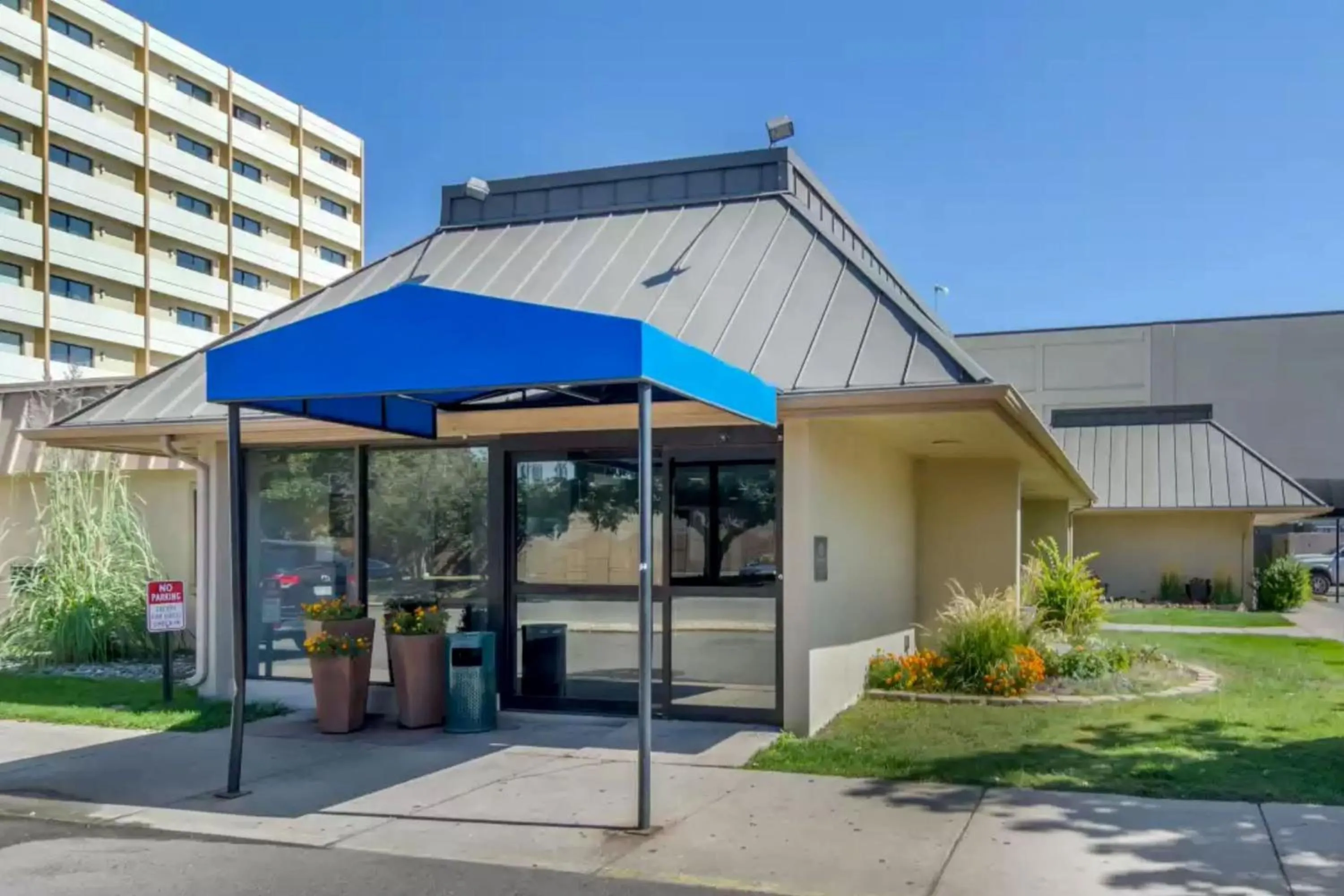 Property building in Holiday Inn Express Denver Central - North