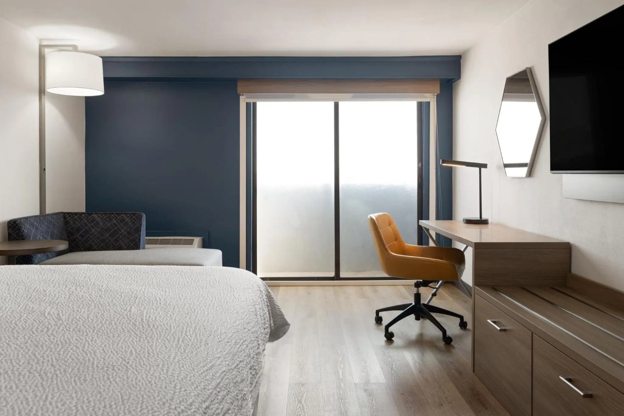 Photo of the whole room, Bed in Holiday Inn Express Denver Central - North