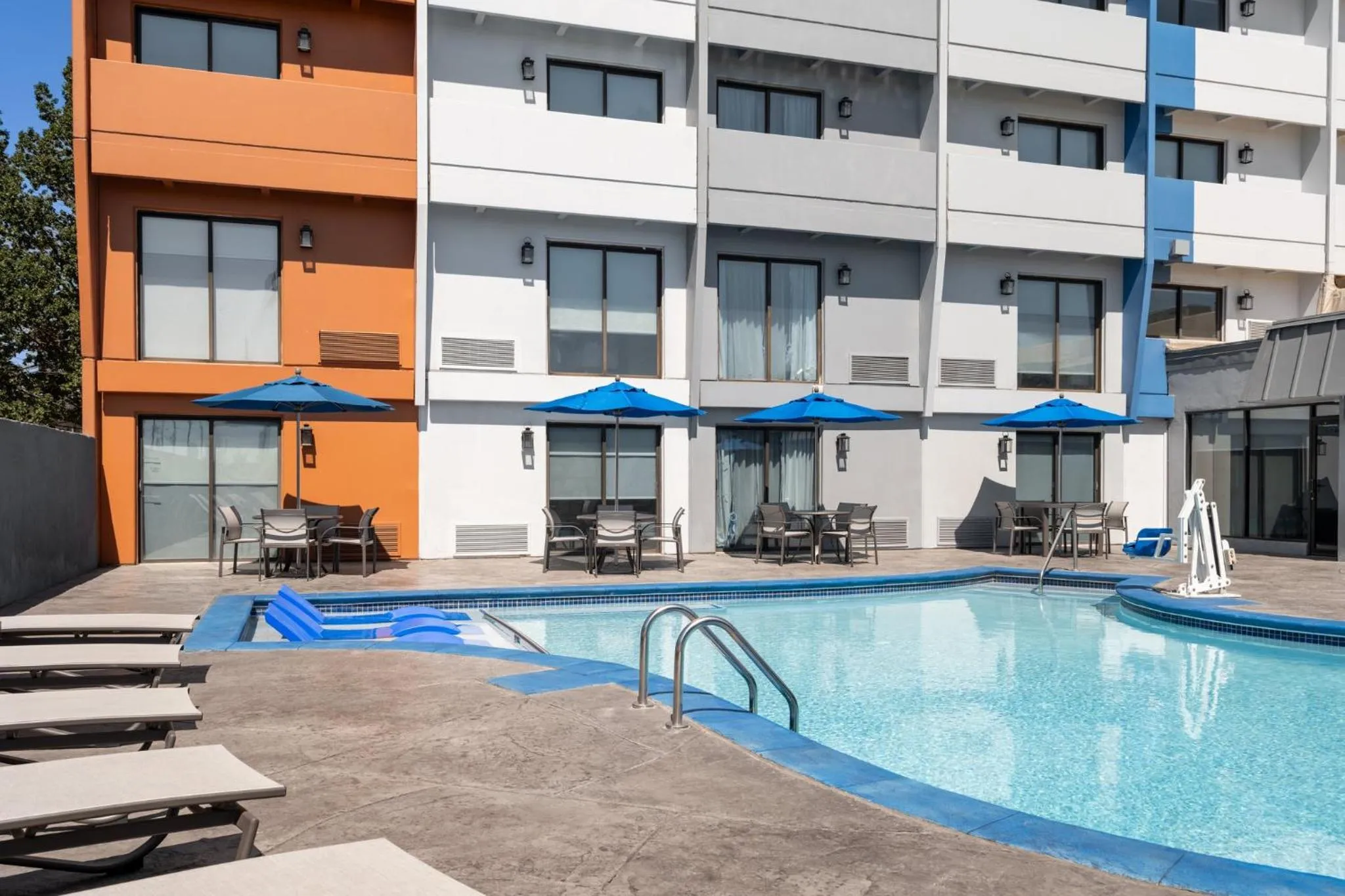 Swimming pool in Holiday Inn Express Denver Central - North