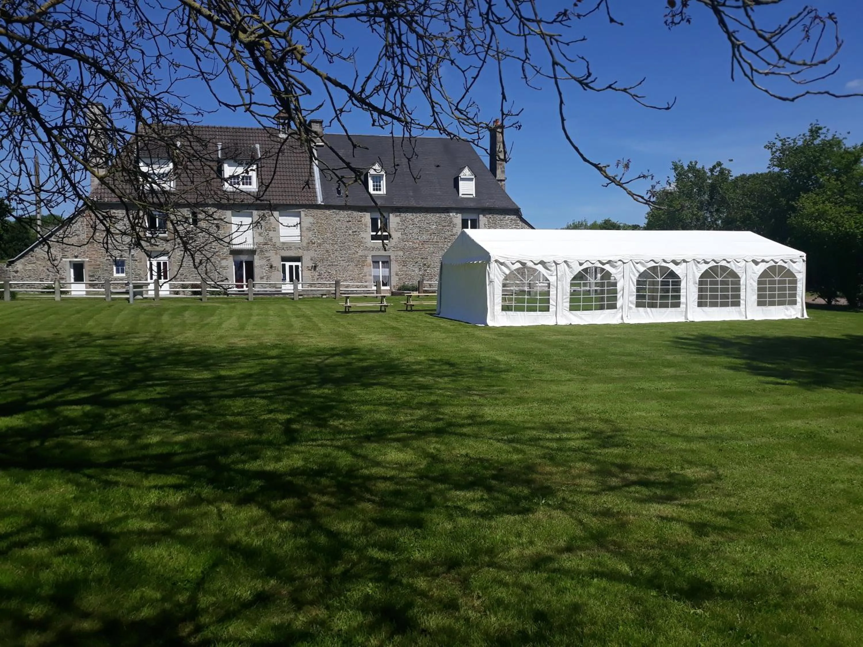 Patio in Gîtes de L'Aumondière