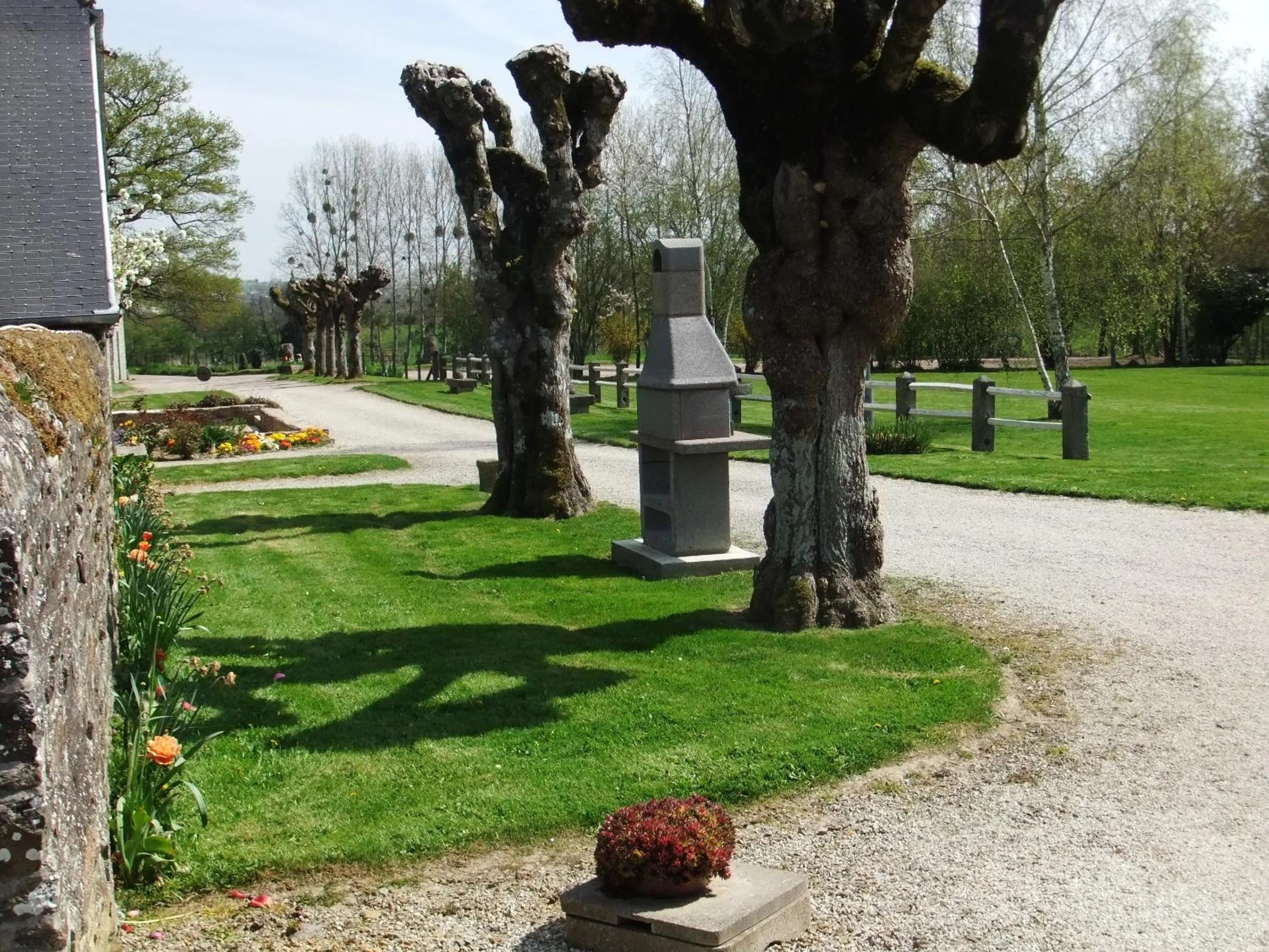 BBQ facilities in Gîtes de L'Aumondière