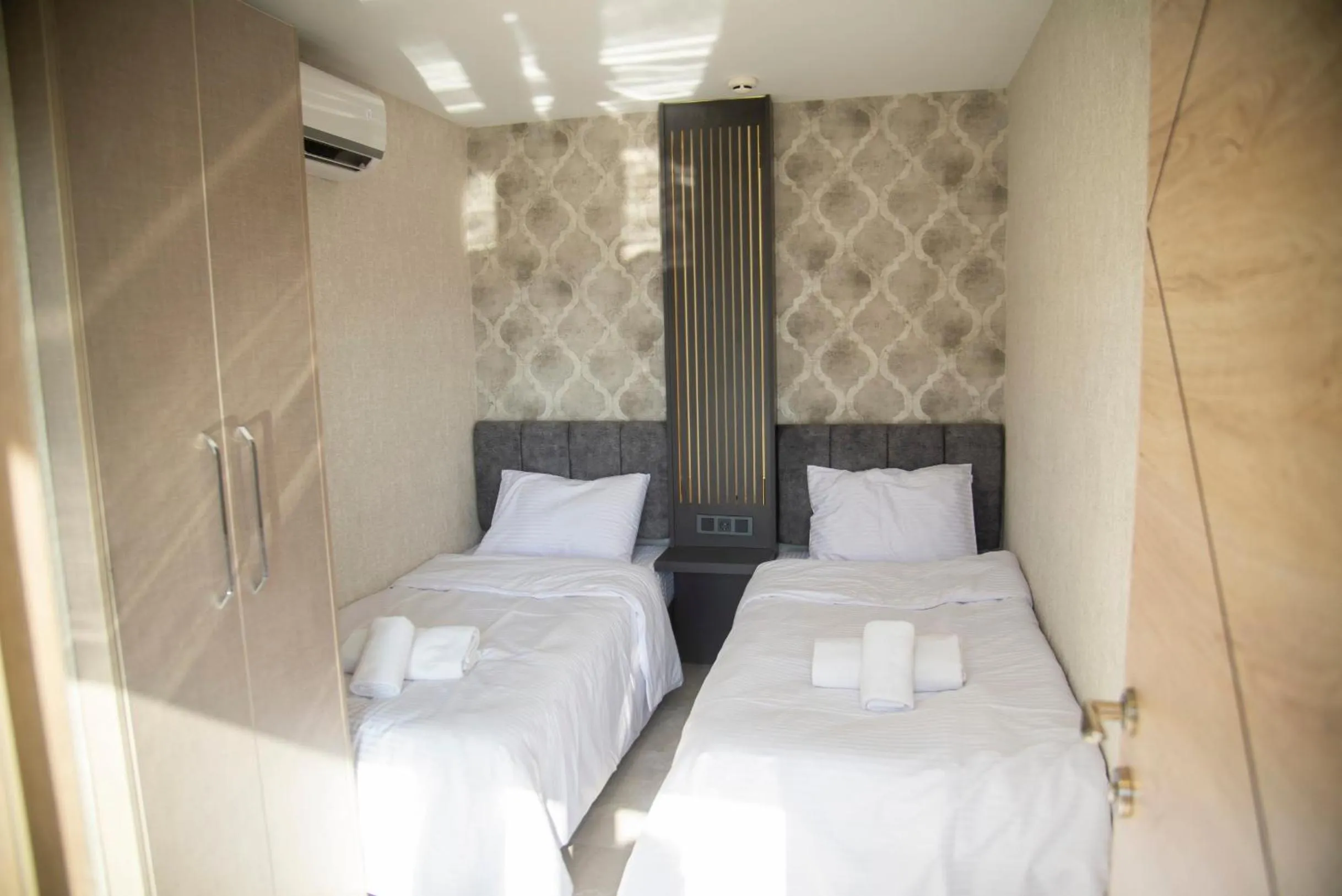 Bedroom, Bed in Le Luxe Suites Hotel