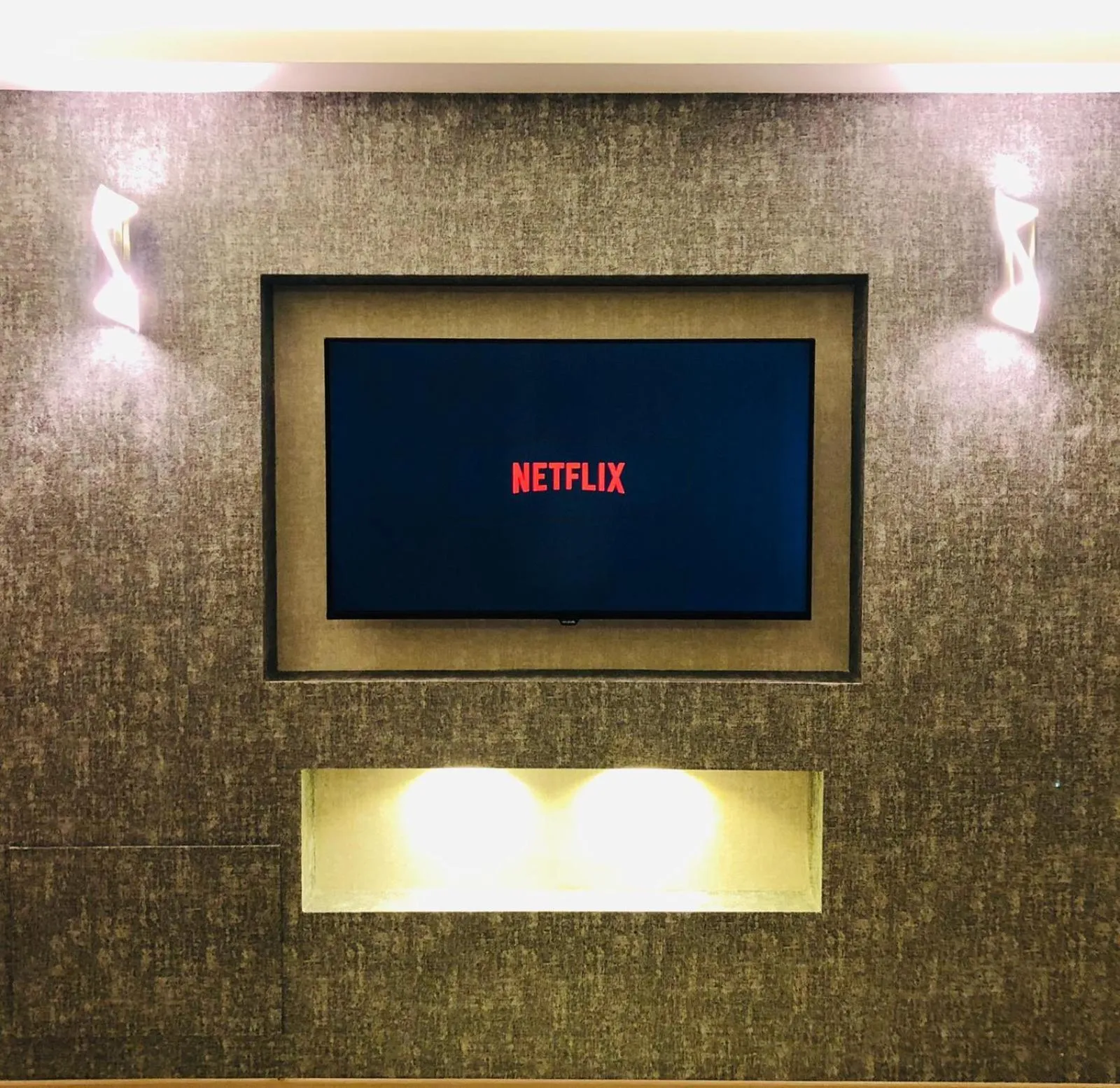 TV and multimedia in Le Luxe Suites Hotel