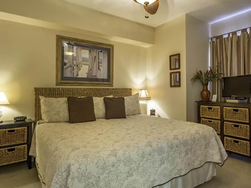 Bed in Windemere Condominiums