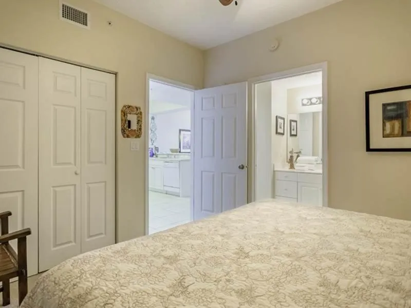 Bed in Windemere Condominiums