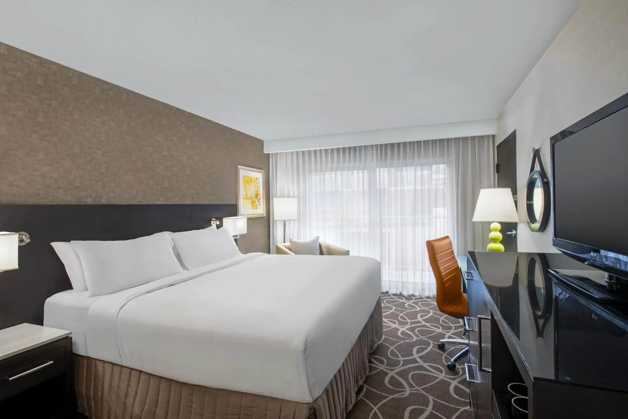 Photo of the whole room, Bed in Crowne Plaza Kitchener-Waterloo by IHG