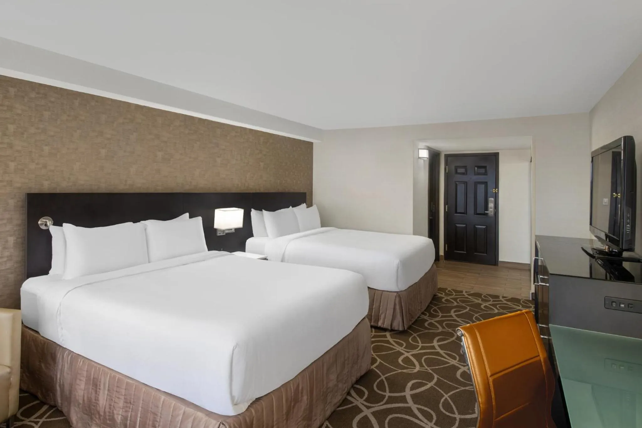 Photo of the whole room, Bed in Crowne Plaza Kitchener-Waterloo by IHG