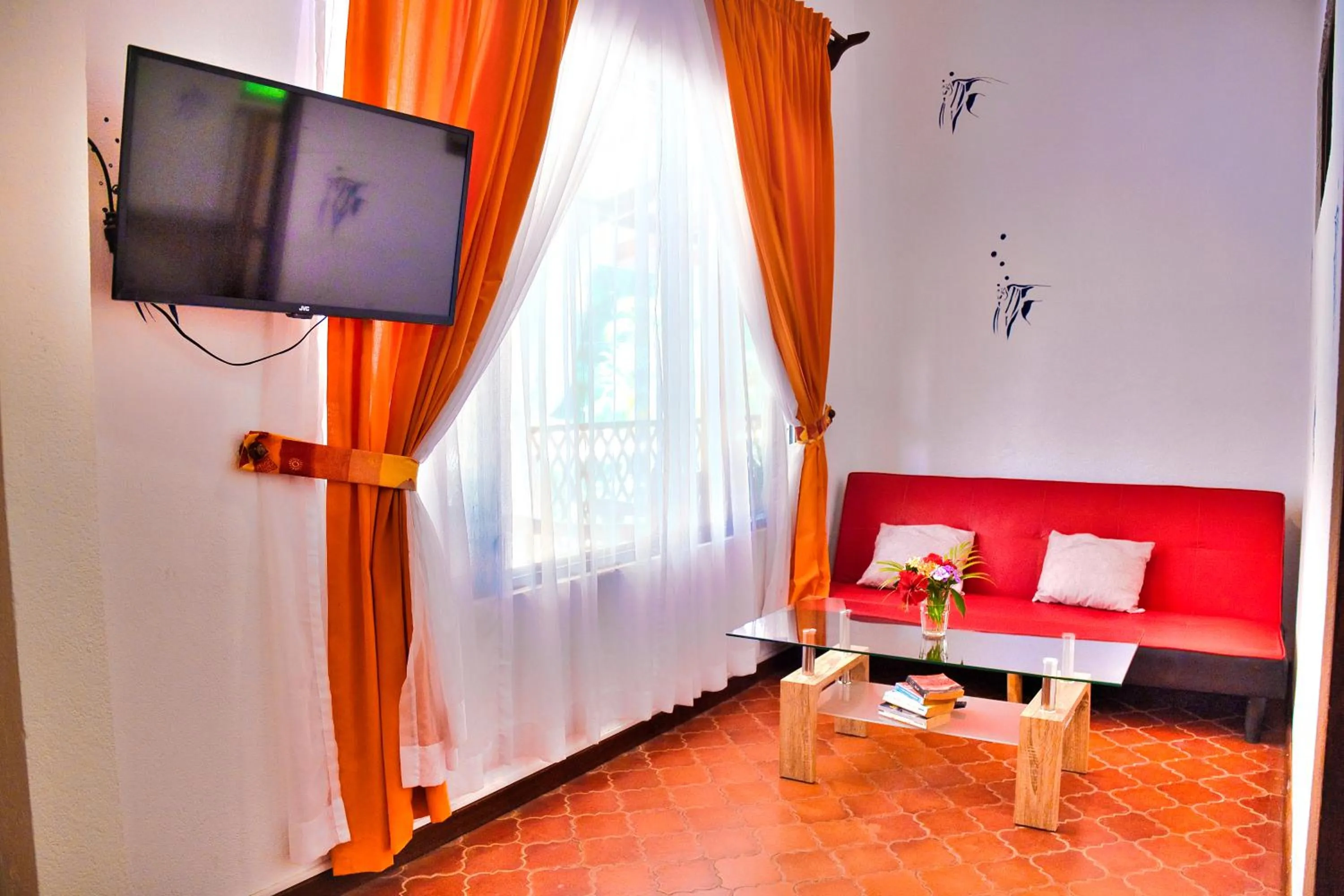 Communal lounge/ TV room in Samara Pacific Lodge