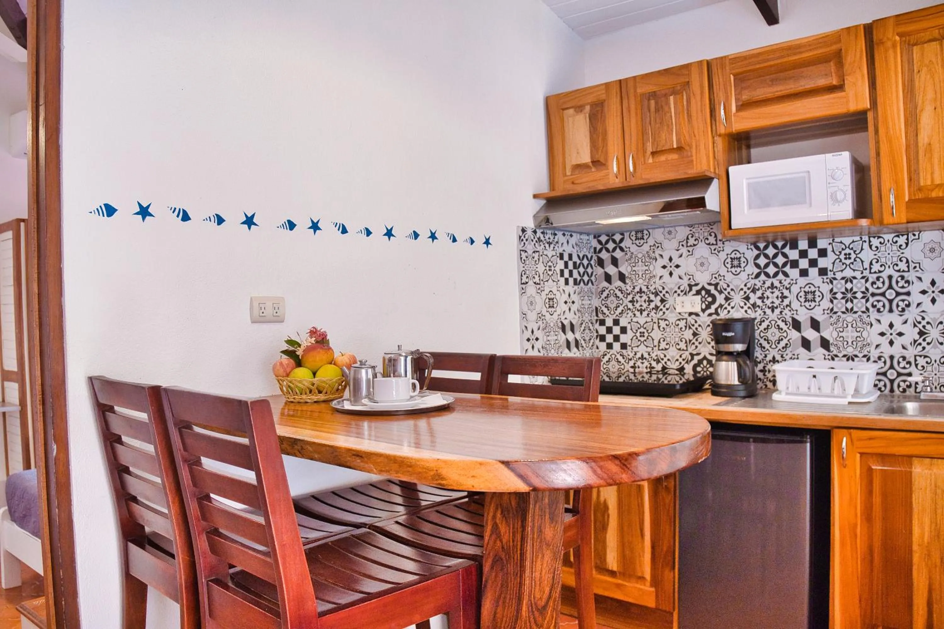 Kitchen or kitchenette in Samara Pacific Lodge