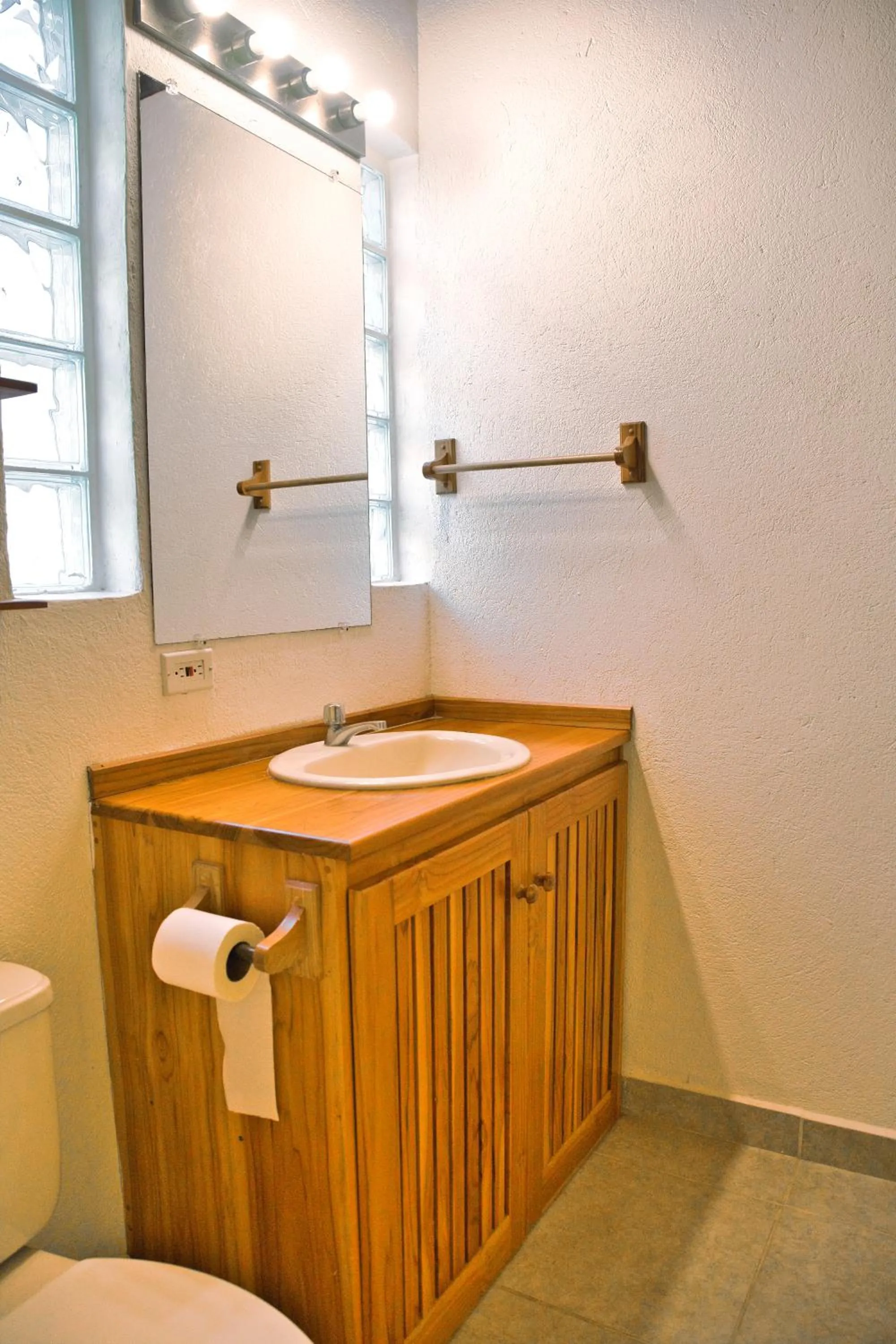 Toilet in Samara Pacific Lodge