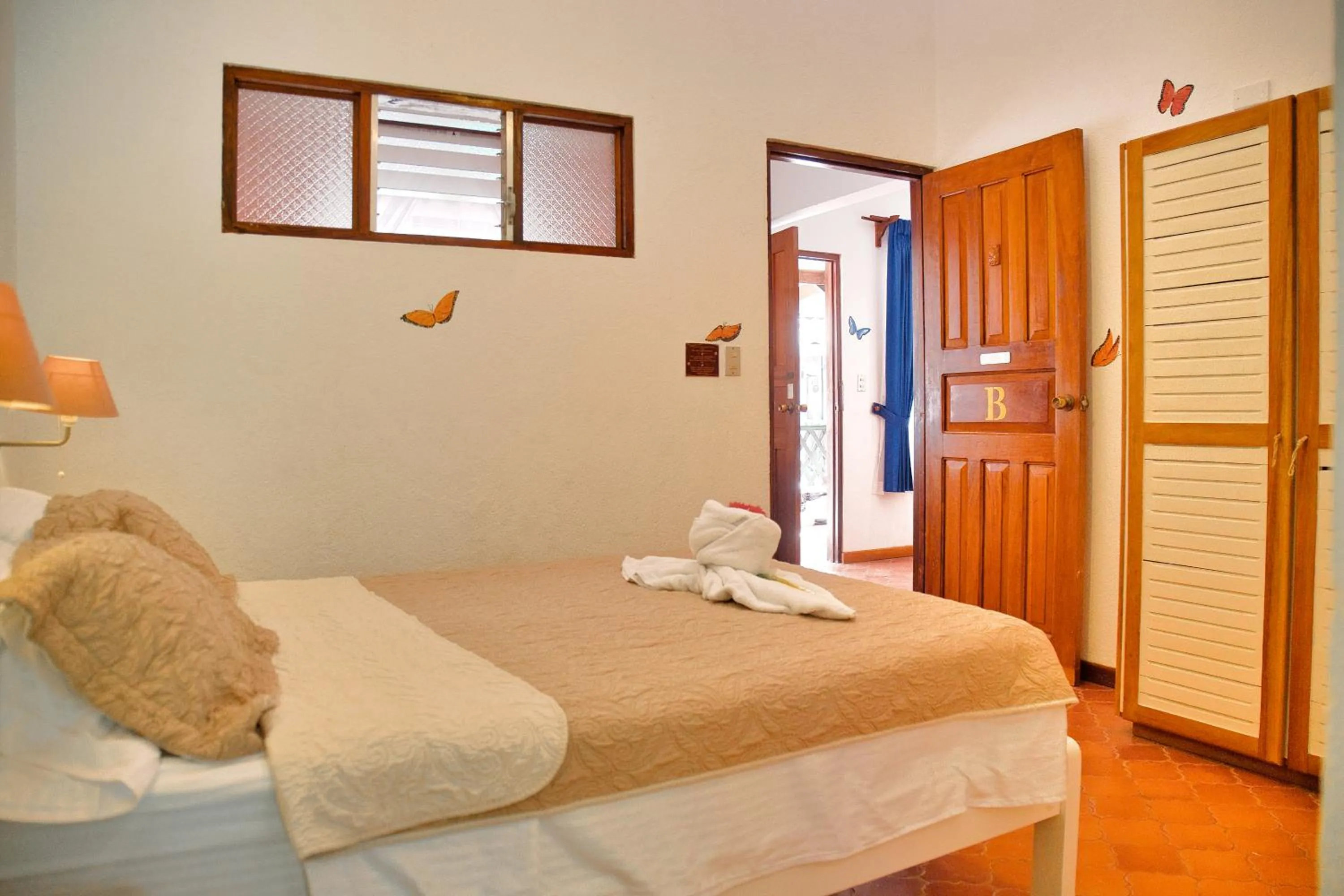 Bed in Samara Pacific Lodge