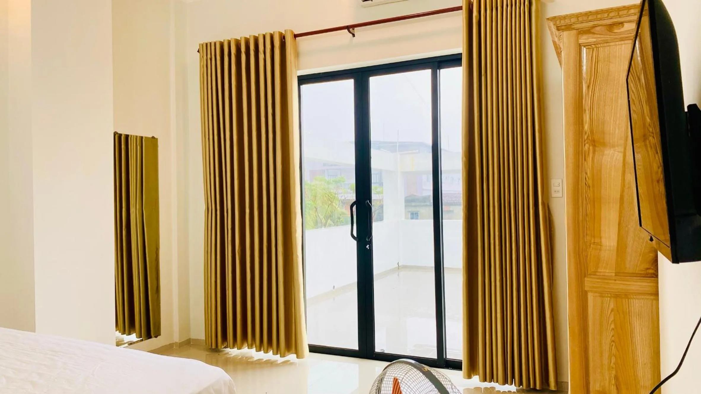 Photo of the whole room in Hue Classic Hotel