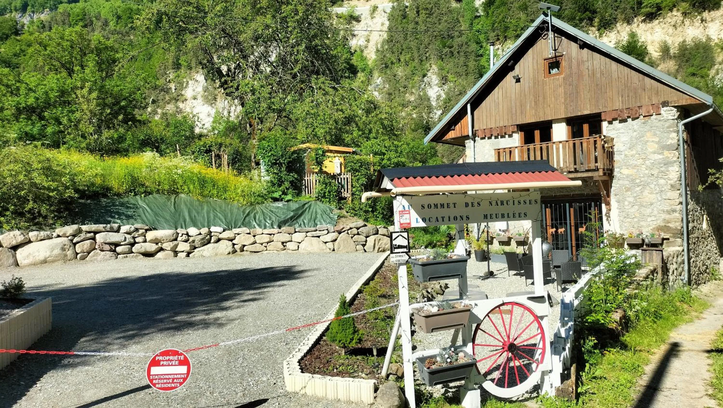 Property building in AU SOMMET DES NARCISSES