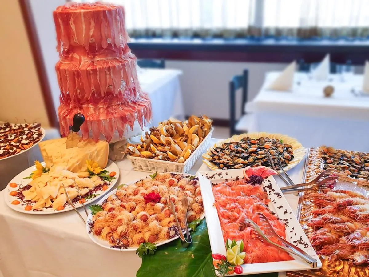 Restaurant/places to eat in Hotel Caravelle