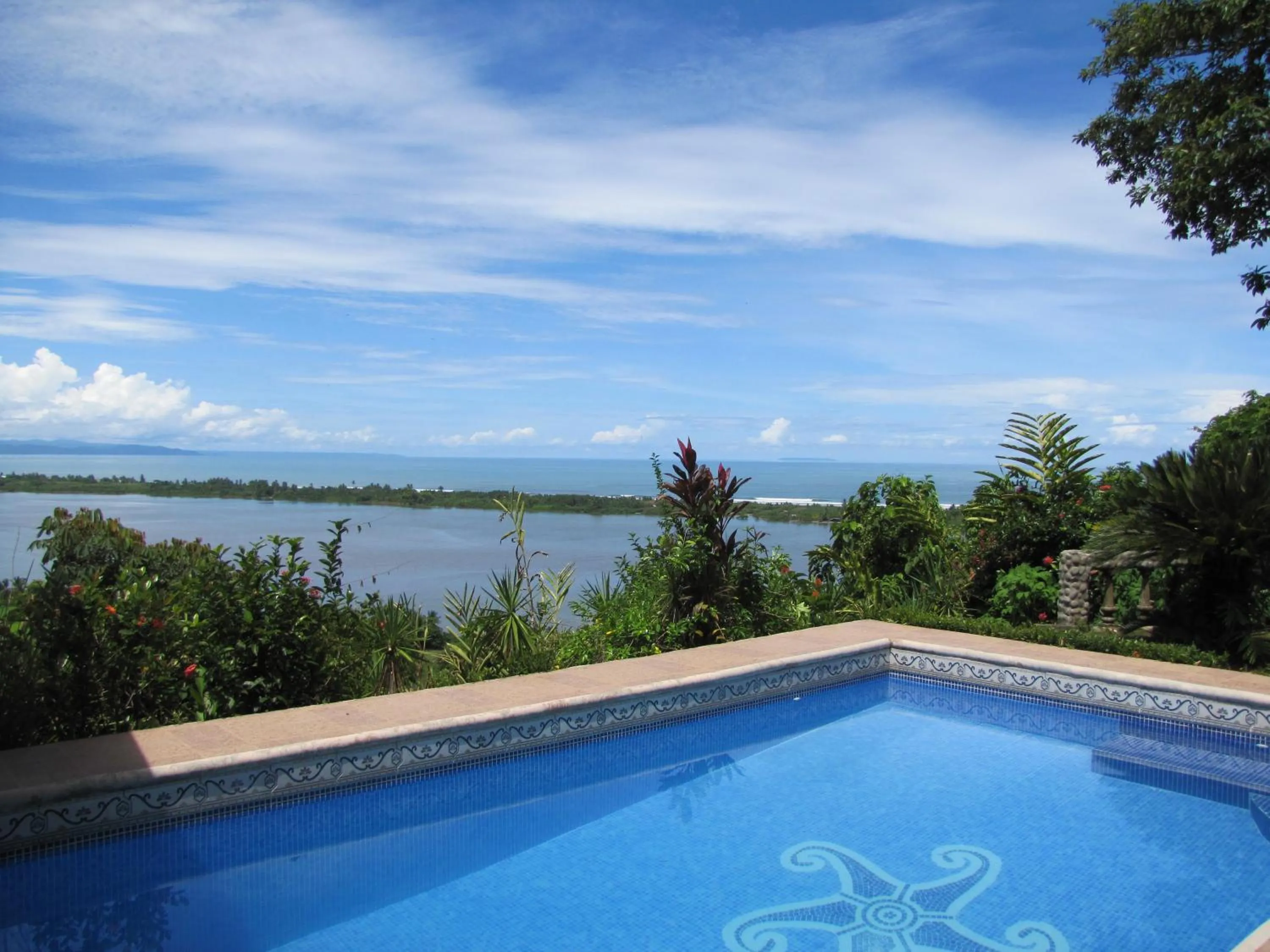 Swimming pool in El Paraiso Azul
