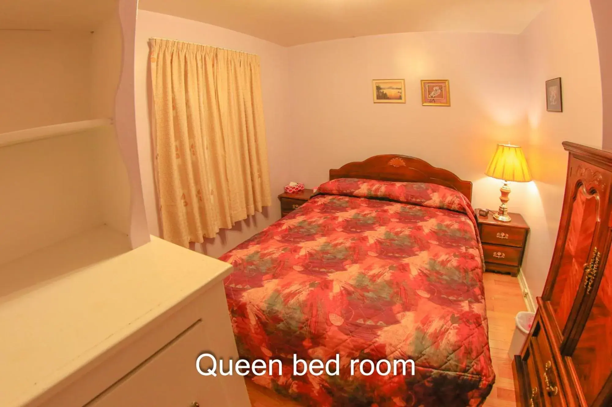 Queen Room in Comfort Home Toronto Queen Room in Comfort Home Toronto