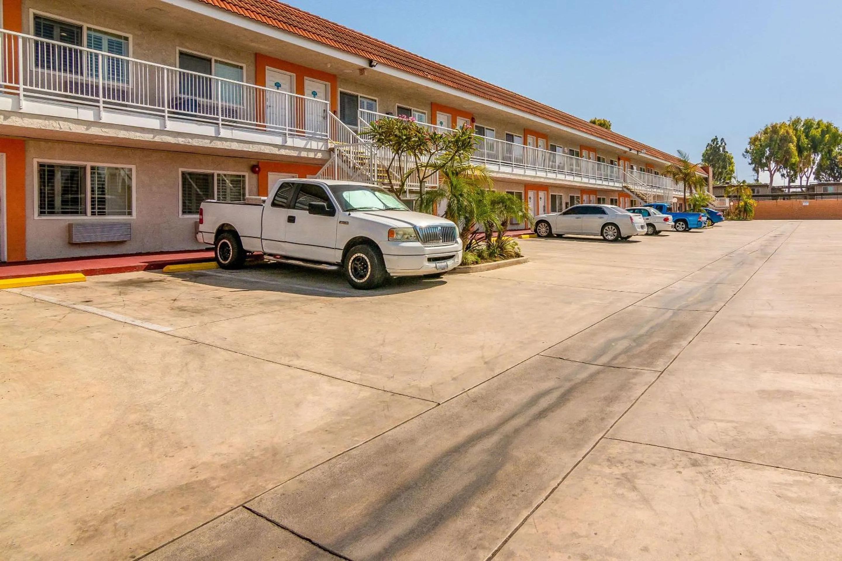 Property building in Rodeway Inn Artesia Cerritos